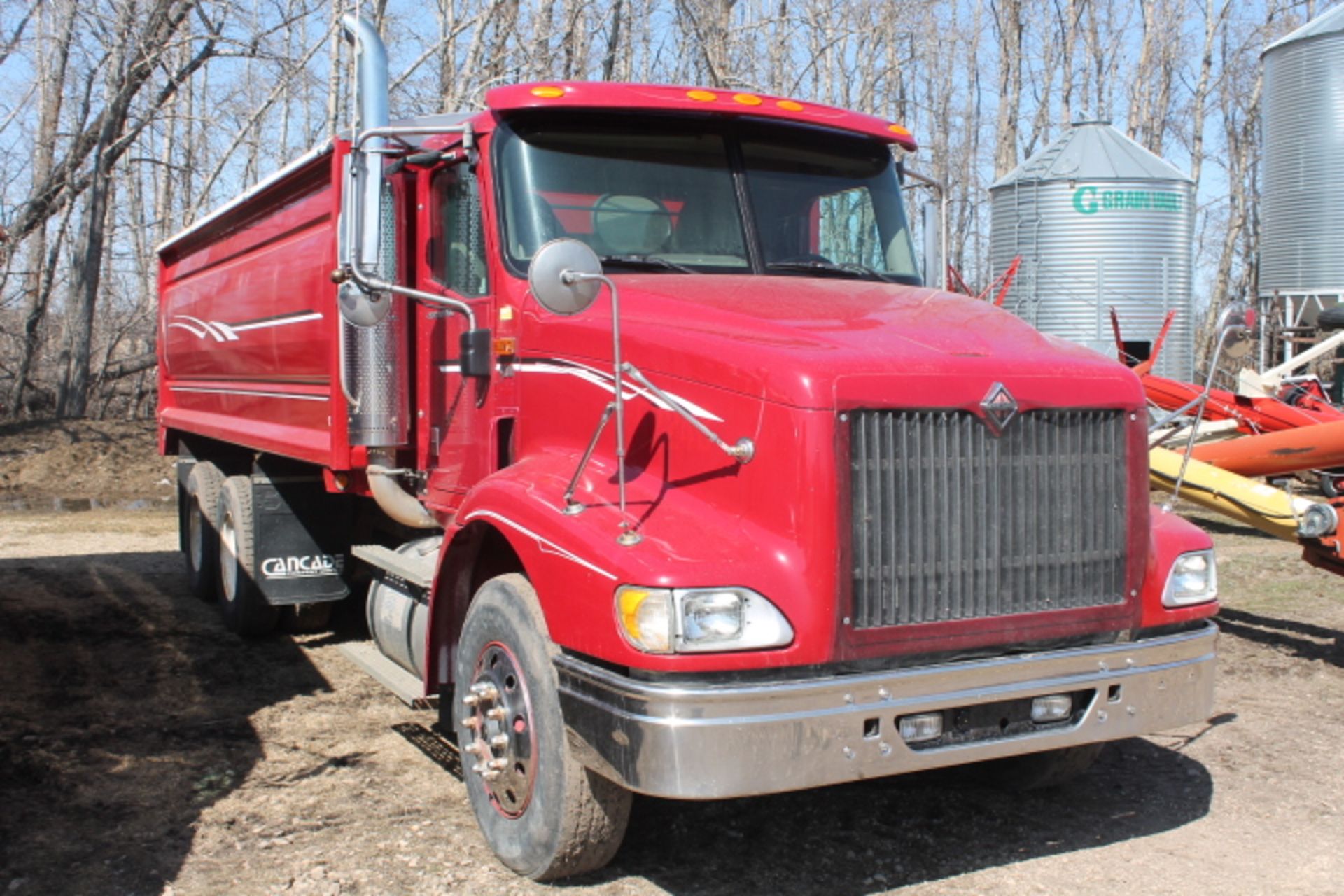 cat 3406 eng, 10 spd trans, odo reads 841, 934 km, air cond, 8.5 X 20’ cancade unibody box, 22.5 - Image 2 of 8