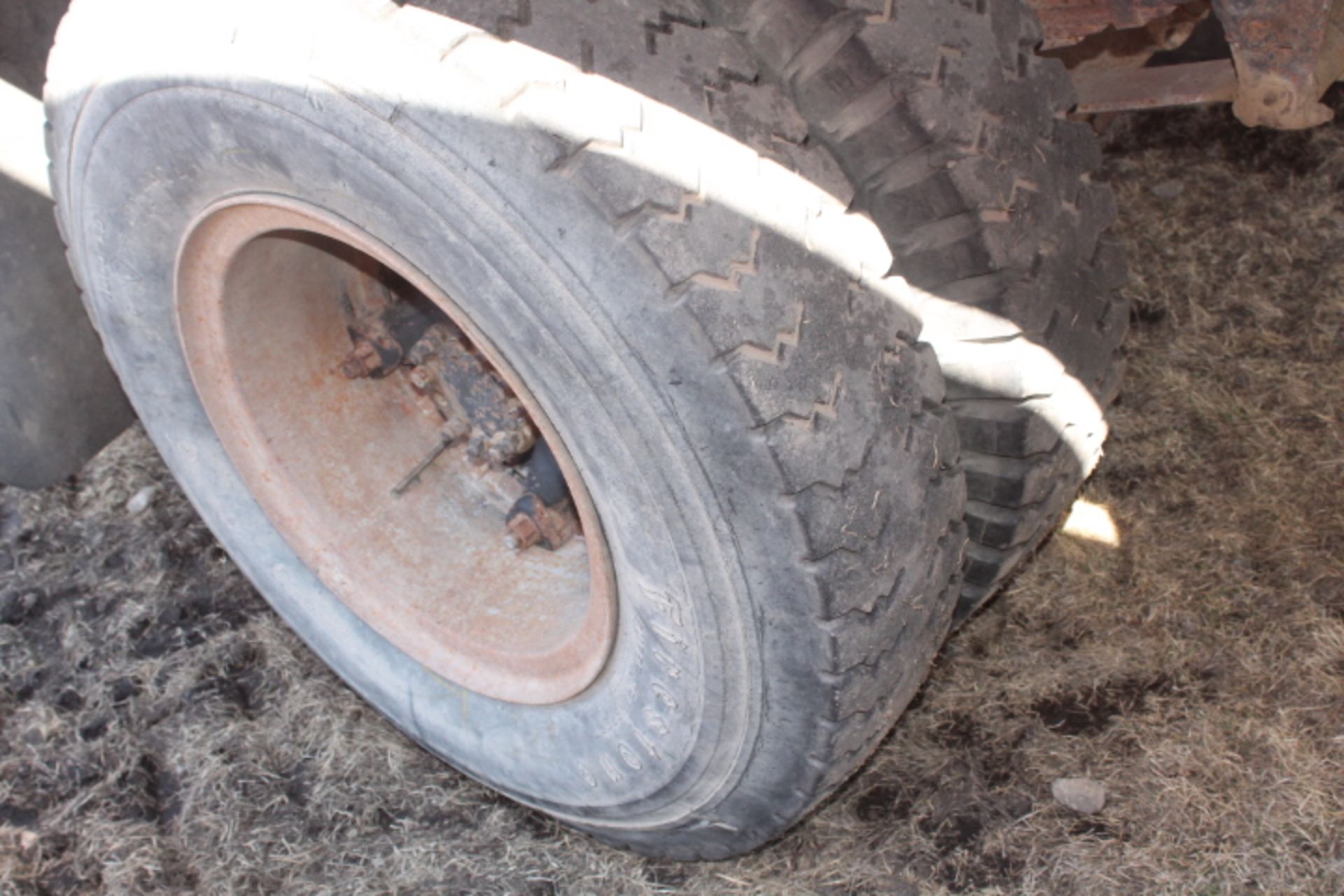 370 eng, 5+2 trans, Midland 8.5 x 15 box w/ hoist & roll tarp, showing 138,301 km, 10.00 x 20 tires, - Image 4 of 8
