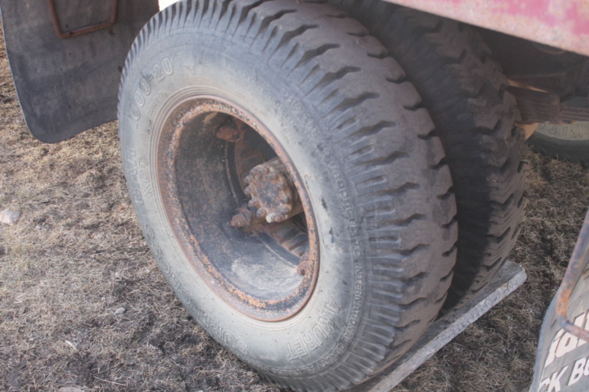 370 eng, 5+2 trans, Midland 8.5 x 15 box w/ hoist & roll tarp, showing 138,301 km, 10.00 x 20 tires, - Image 7 of 8