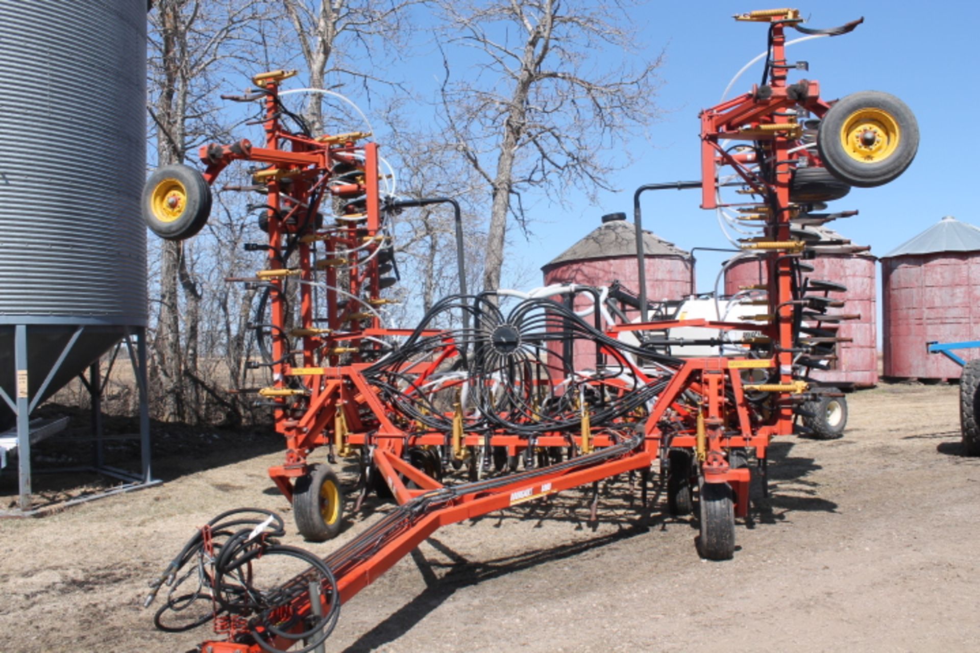 Bourgault 8800, 40’, 8”spacing, floating hitch, c/w quick detach packers & harrows c/w Bourgault
