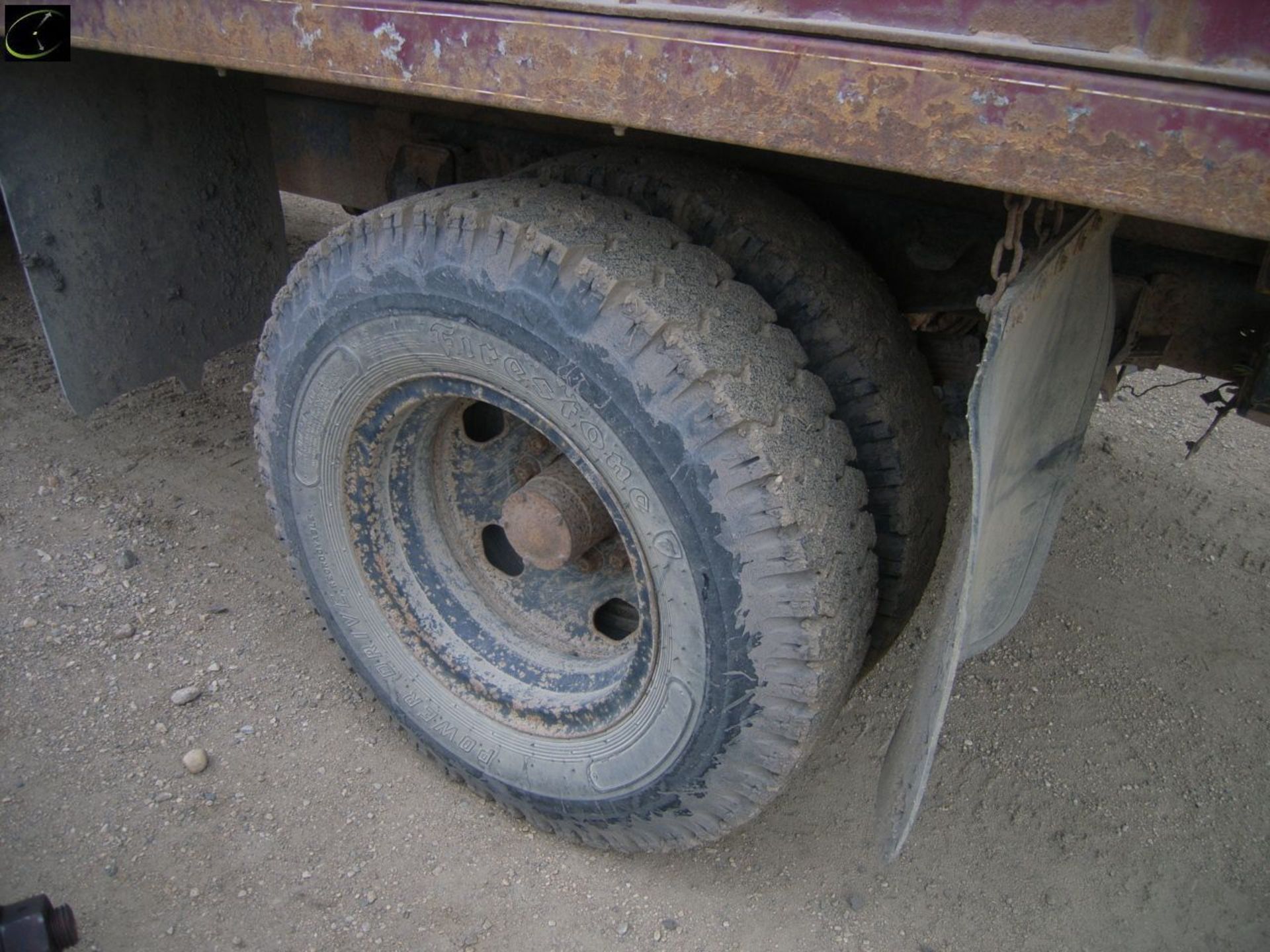 w/ 350 eng., 4&2 trans, 900x20 tires, roll tarp, plumbed for drill fill, showing approx. 48,000 - Image 5 of 6