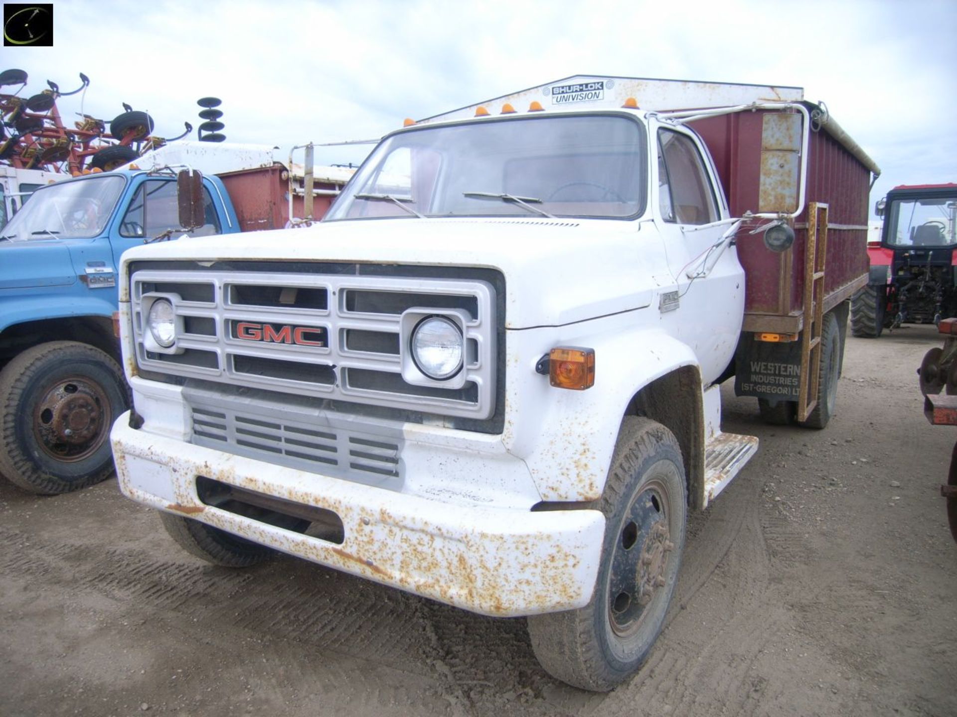 w/ 350 eng., 4&2 trans, 900x20 tires, roll tarp, plumbed for drill fill, showing approx. 48,000 - Image 2 of 6