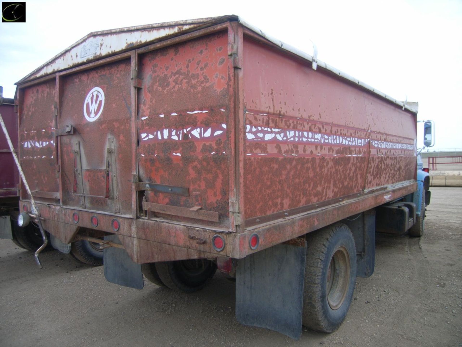 w/ 350 GMC eng., std. 4 spd. trans. c/w tarp, registered in saskatchewan, 2nd owner, SHOWING APPROX. - Image 4 of 6