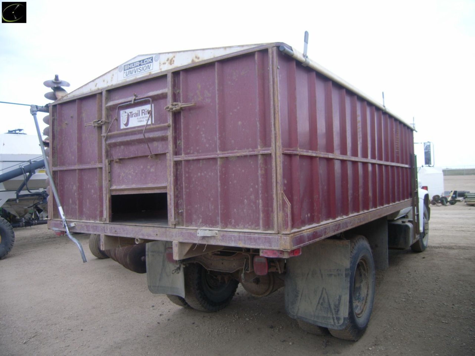 w/ 350 eng., 4&2 trans, 900x20 tires, roll tarp, plumbed for drill fill, showing approx. 48,000 - Image 4 of 6