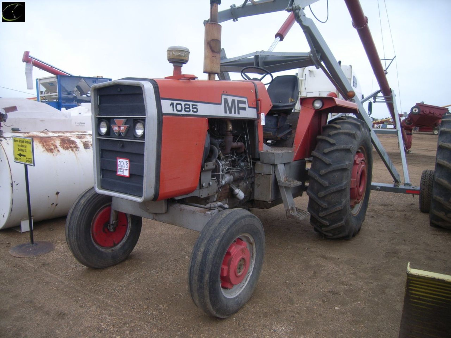 1976 MF 1085 TRACTOR, 2WD, ODO SHOWING 8650 HRS, 4 CYL ENG, 3 SPD TRANS W/ LOW & MULTI POWER, 2