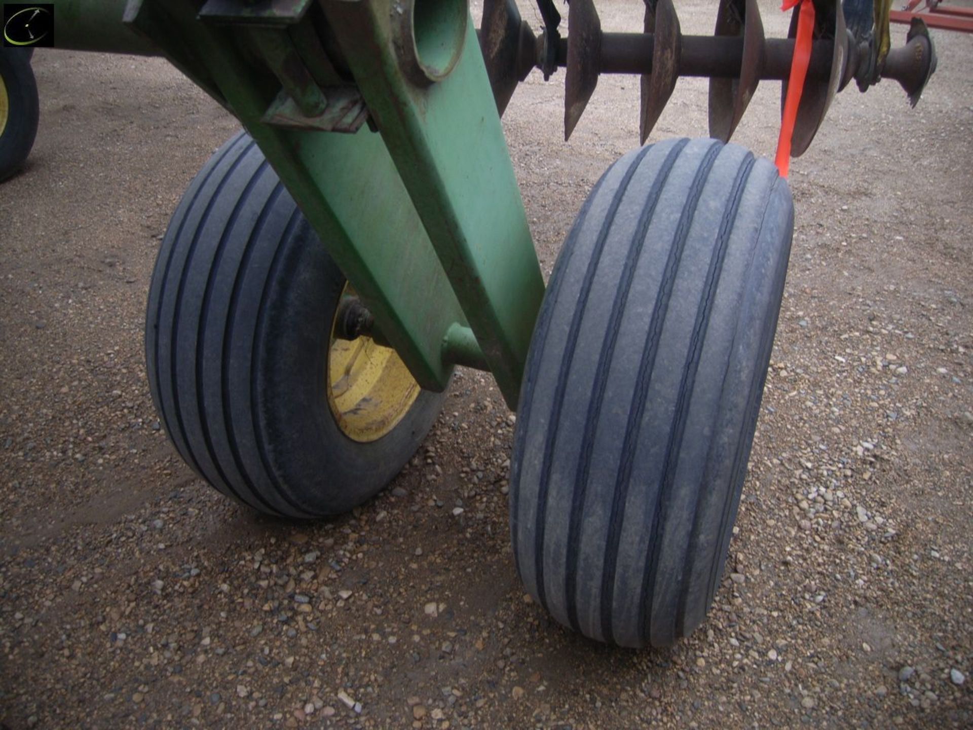 JD 330 TANDEM DISK, APPROX 30FT, SMOOTH BLADES FRONT & REAR - Image 3 of 8