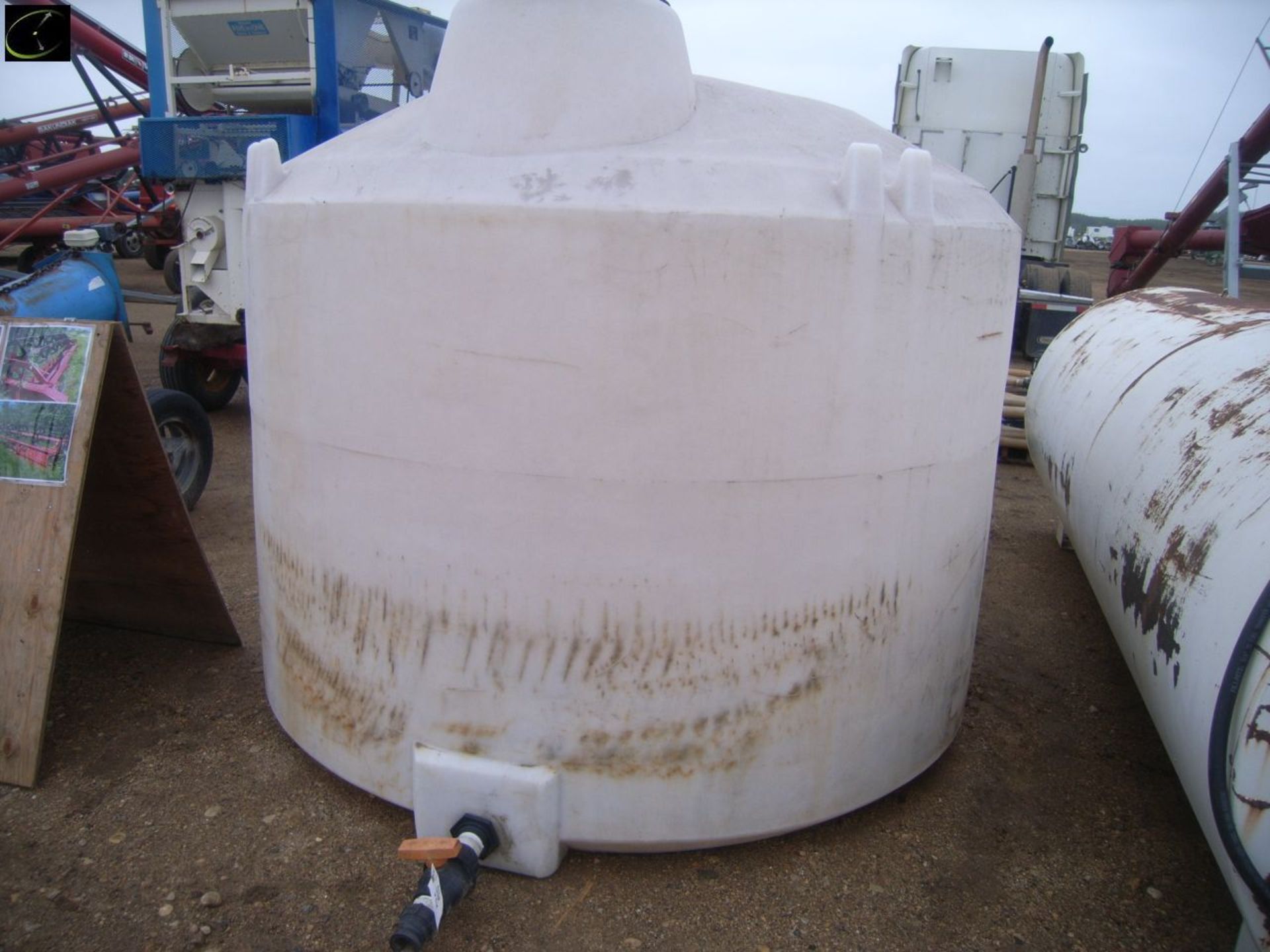 Poly water tank, approx 1400 gal - Image 2 of 2