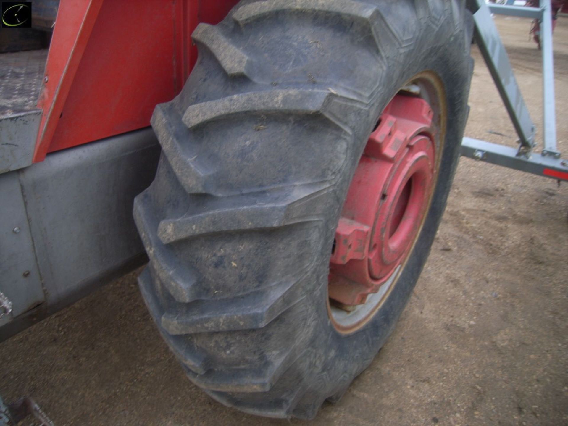 1976 MF 1085 TRACTOR, 2WD, ODO SHOWING 8650 HRS, 4 CYL ENG, 3 SPD TRANS W/ LOW & MULTI POWER, 2 - Image 4 of 6