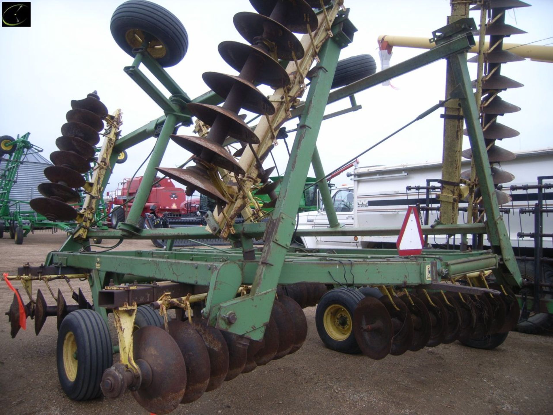 JD 330 TANDEM DISK, APPROX 30FT, SMOOTH BLADES FRONT & REAR - Image 4 of 8