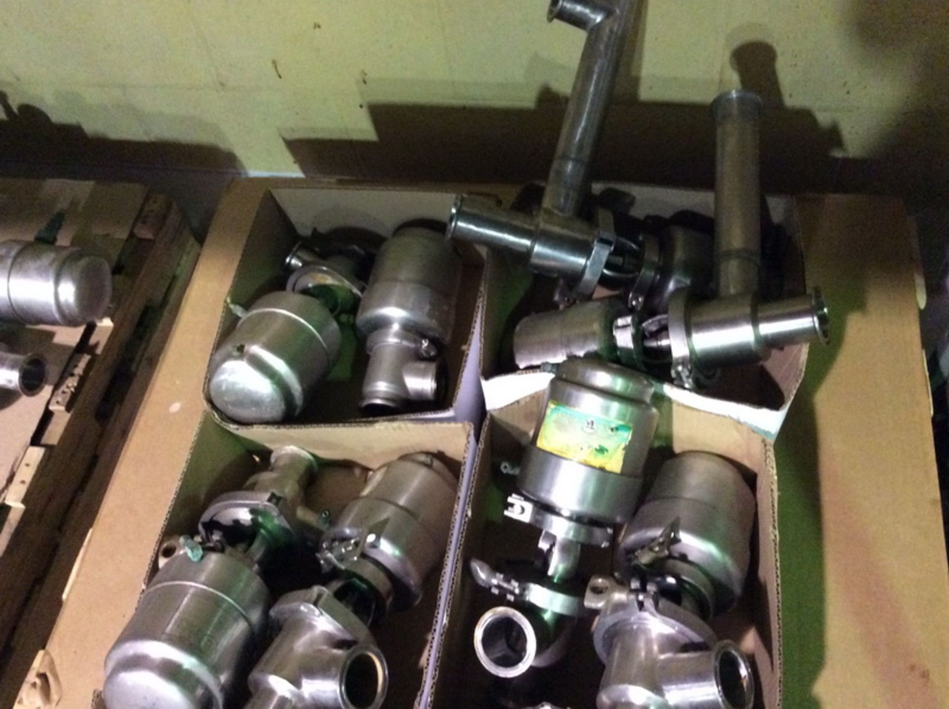 [Lot] (12) Tri Clover air actuated valves, stainless, 2-way, (2) 1 1/2", (10) 2" - Image 3 of 3