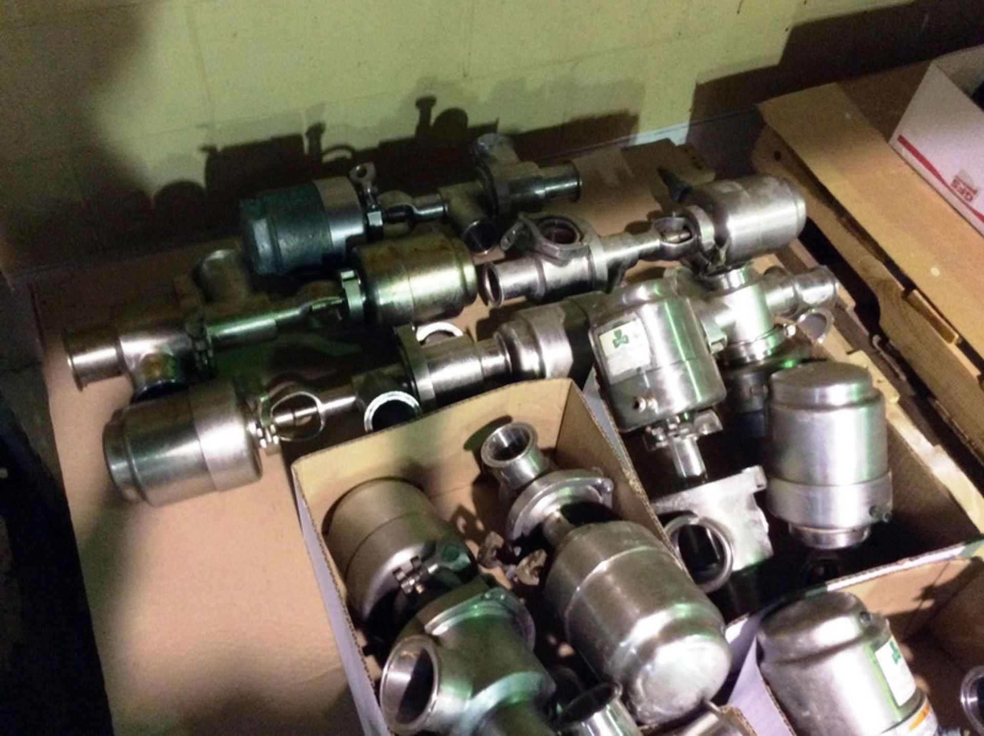 [Lot] (14) Tri Clover air actuated valves, stainless, 3-way, (2) 2 1/2", (12) 2" - Image 2 of 2