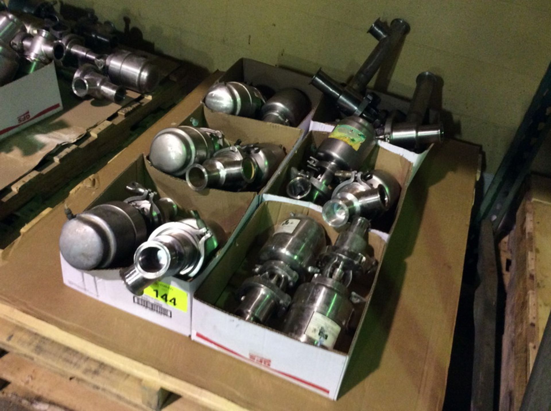 [Lot] (12) Tri Clover air actuated valves, stainless, 2-way, (2) 1 1/2", (10) 2" - Image 2 of 3