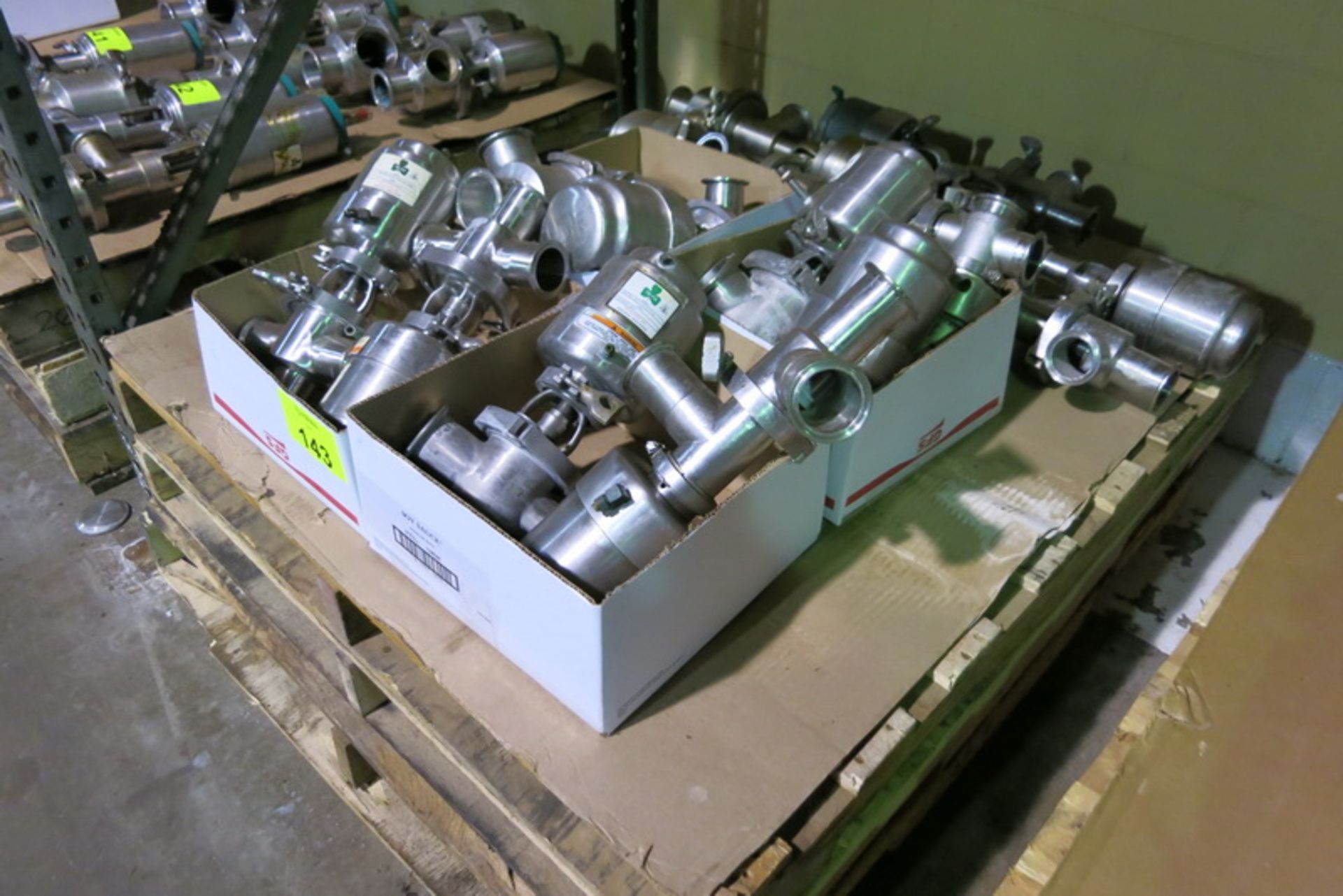 [Lot] (14) Tri Clover air actuated valves, stainless, 3-way, (2) 2 1/2", (12) 2"