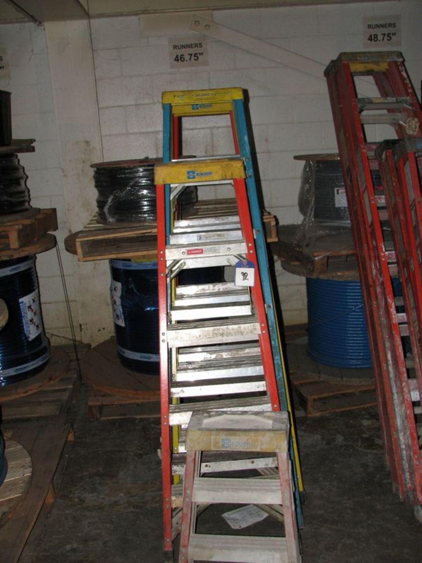 Lot (6) fiberglass ladders; (1) 2', (1) 3' and (4) 4'