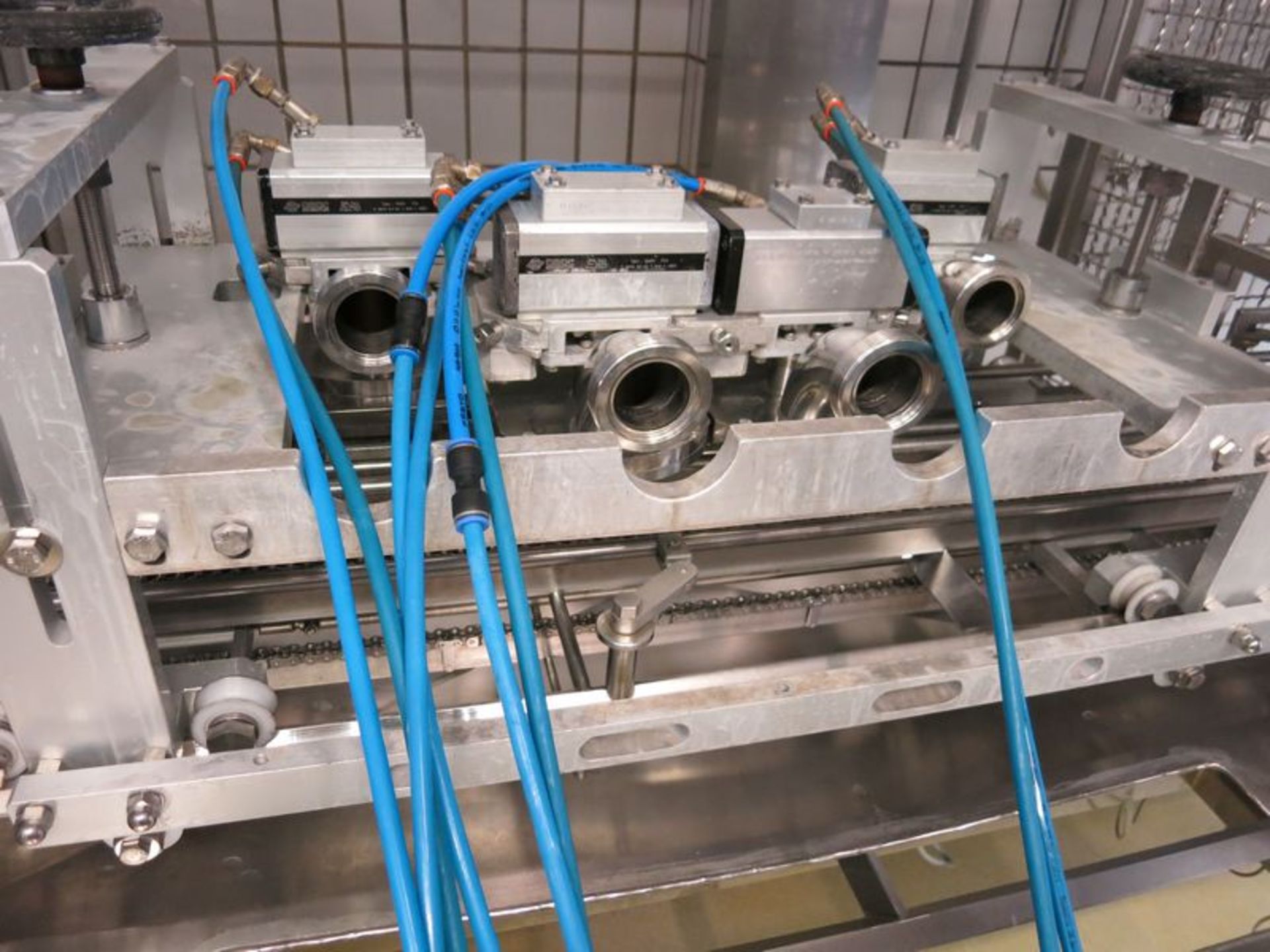 Mondini cup/pot filling & sealing line, with singulator alignment assembly, (2) particle & sauce - Image 4 of 22