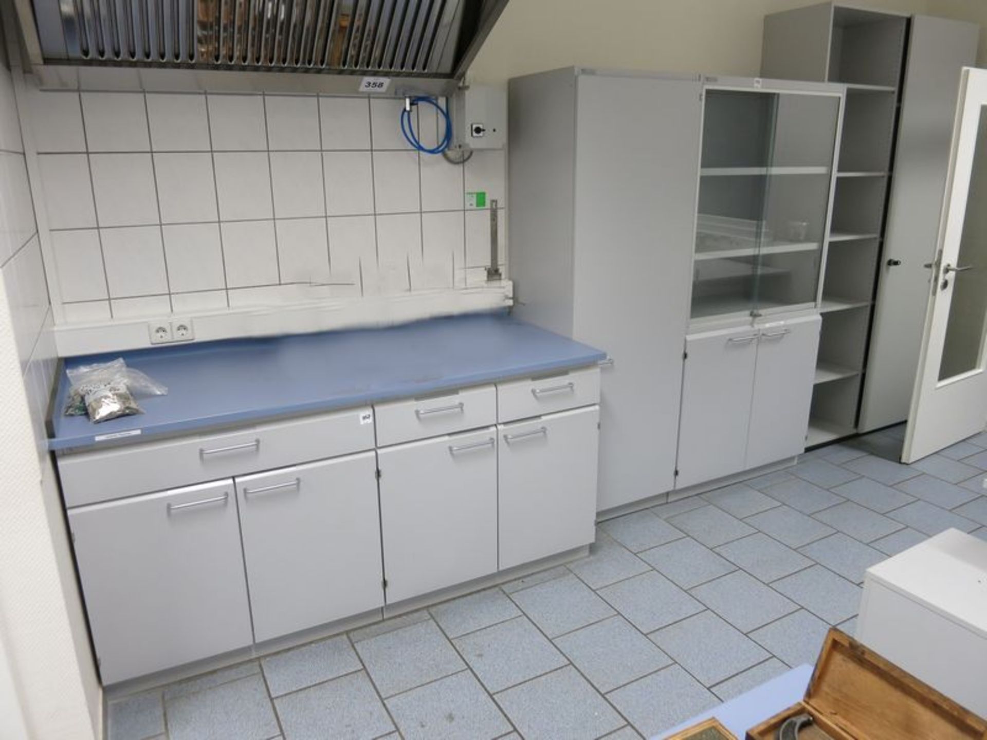 Lot of Laboratory furniture, counters, sinks, tables, wall cabinets  [Location: Bldg 6.] - Image 6 of 7