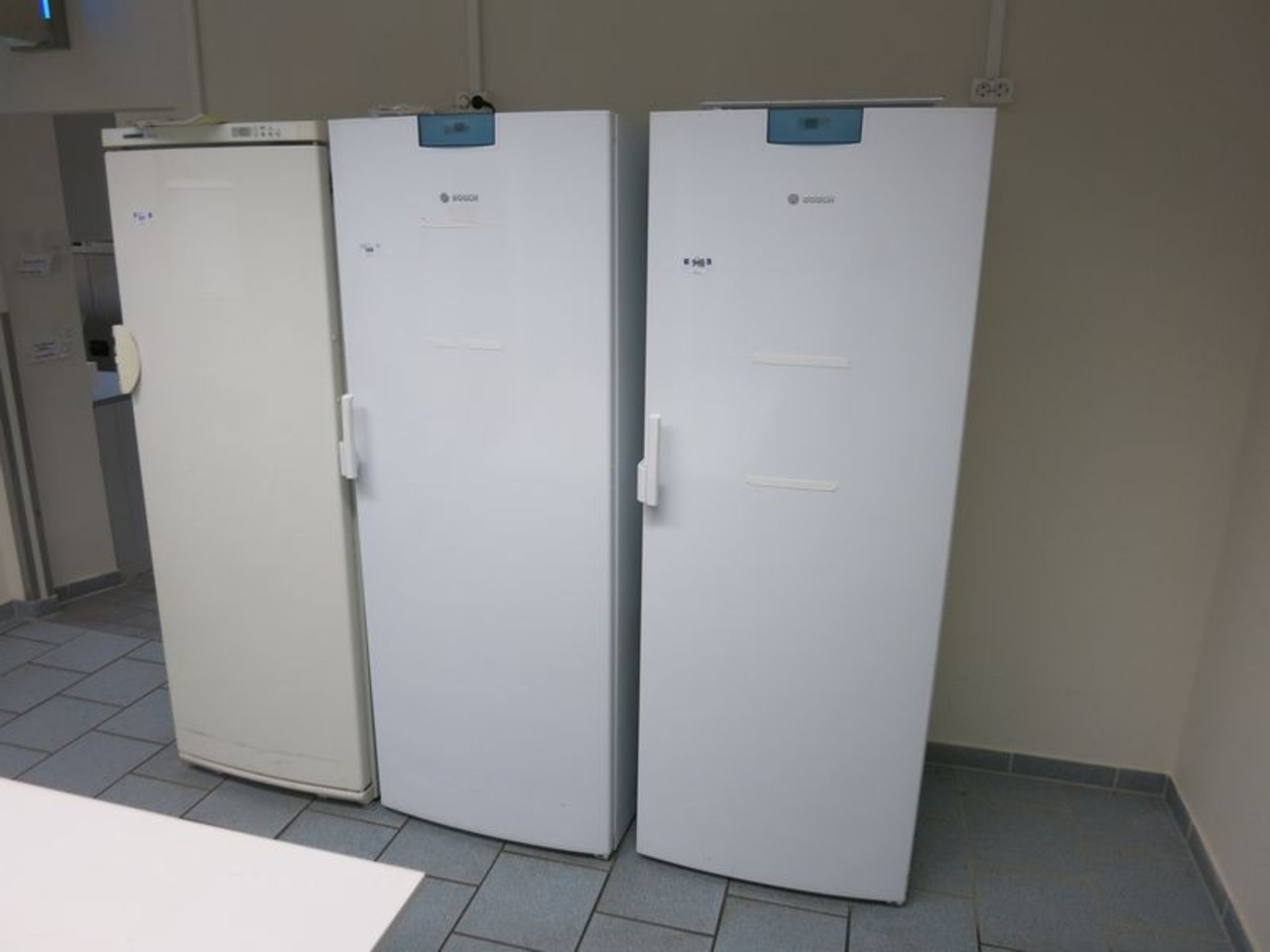 Liebherr & Bosch lab freezers & refrigerators  [Location: Bldg 6.] - Image 3 of 4