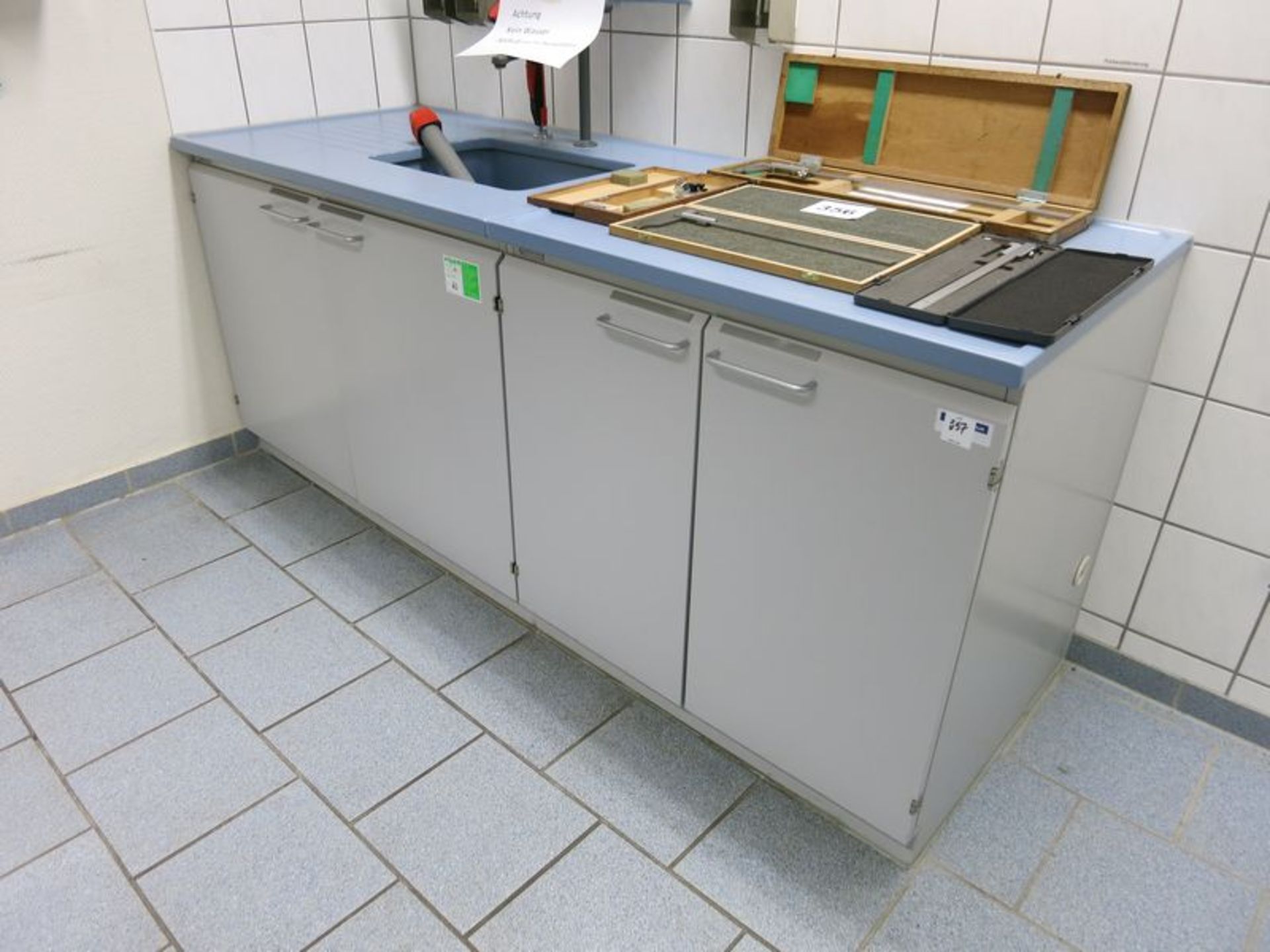 Lot of Laboratory furniture, counters, sinks, tables, wall cabinets  [Location: Bldg 6.] - Image 3 of 7