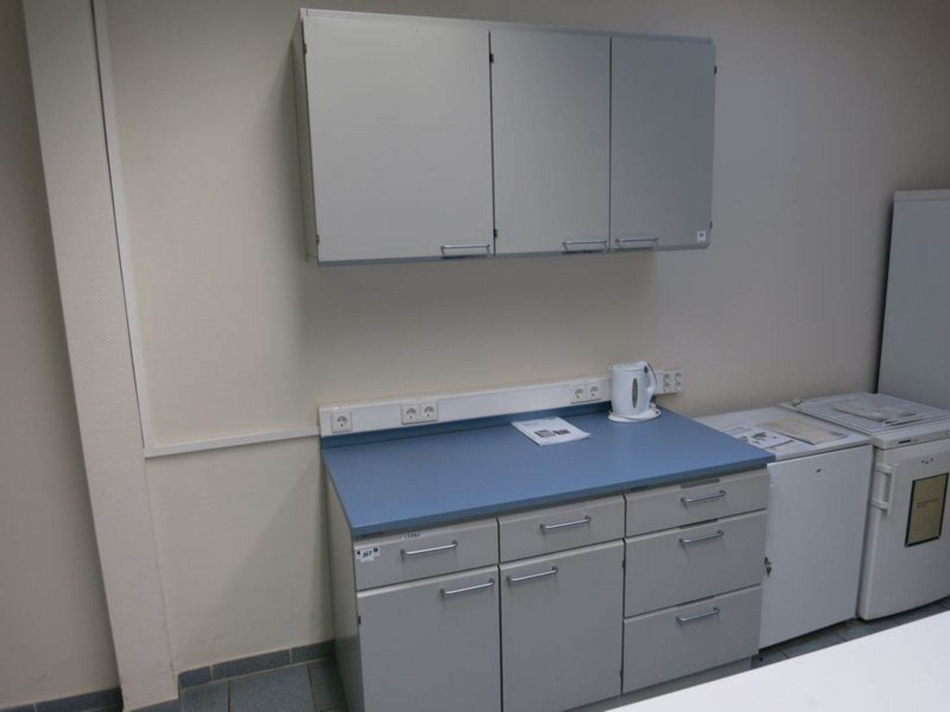 Lot of Laboratory furniture, counters, sinks, tables, wall cabinets  [Location: Bldg 6.] - Image 5 of 7