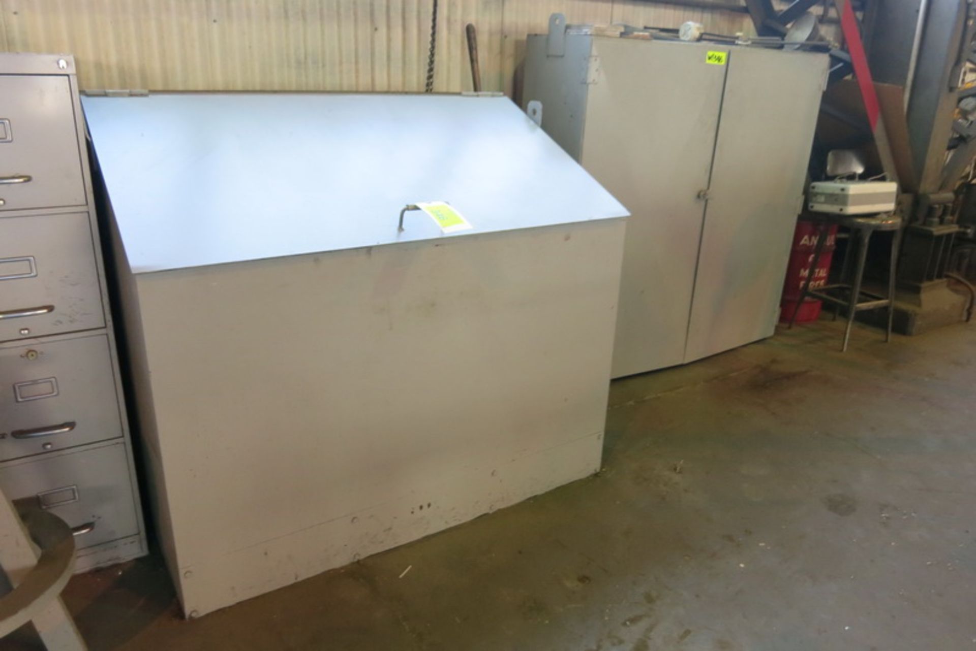 [Lot] HD 2-door metal storage cabinet, with flip top bin