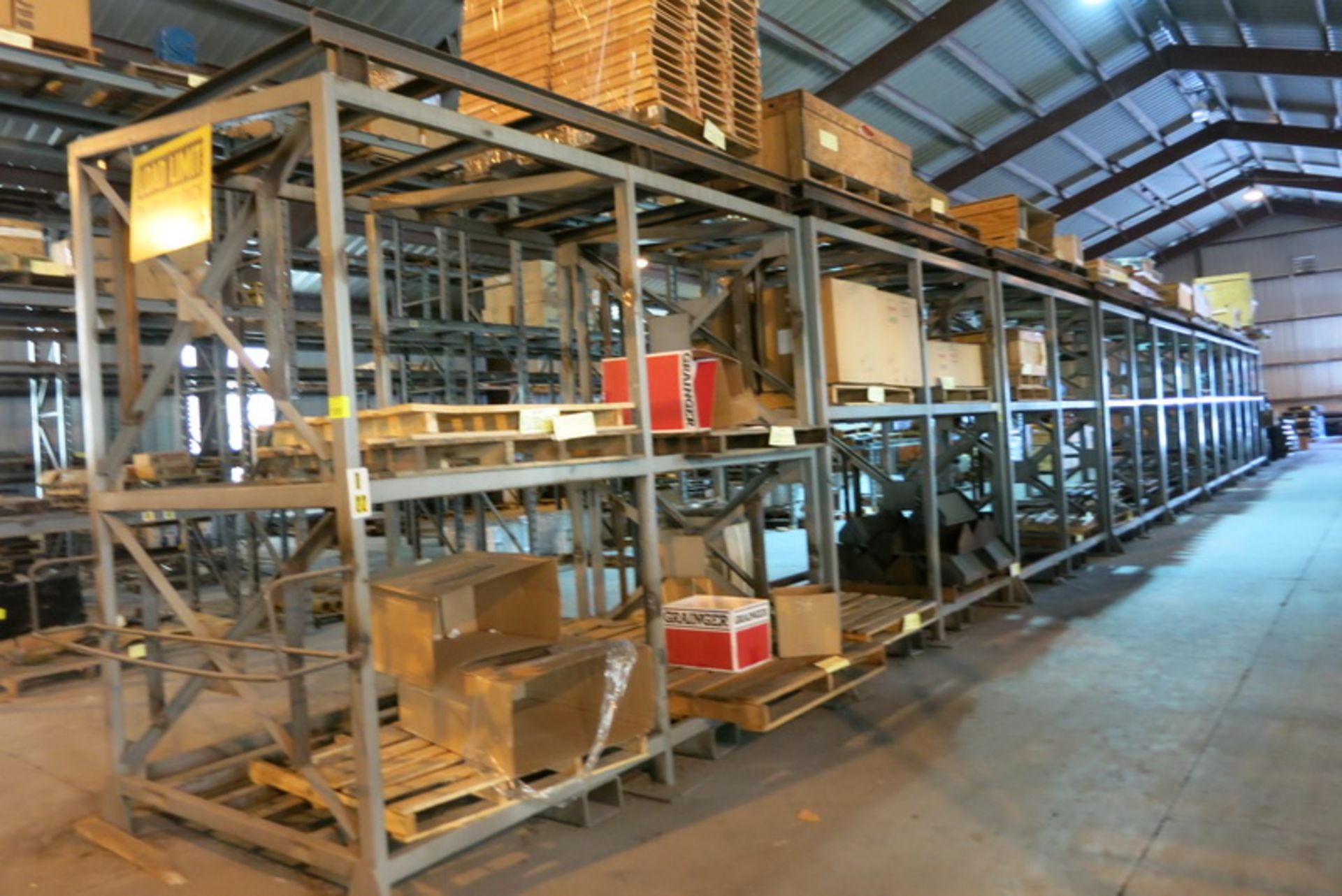 [Lot] Sammons 26 Sections pallet racking, with 28 uprights - 15" H x 36" W, 78 crossbeams - 9' L,