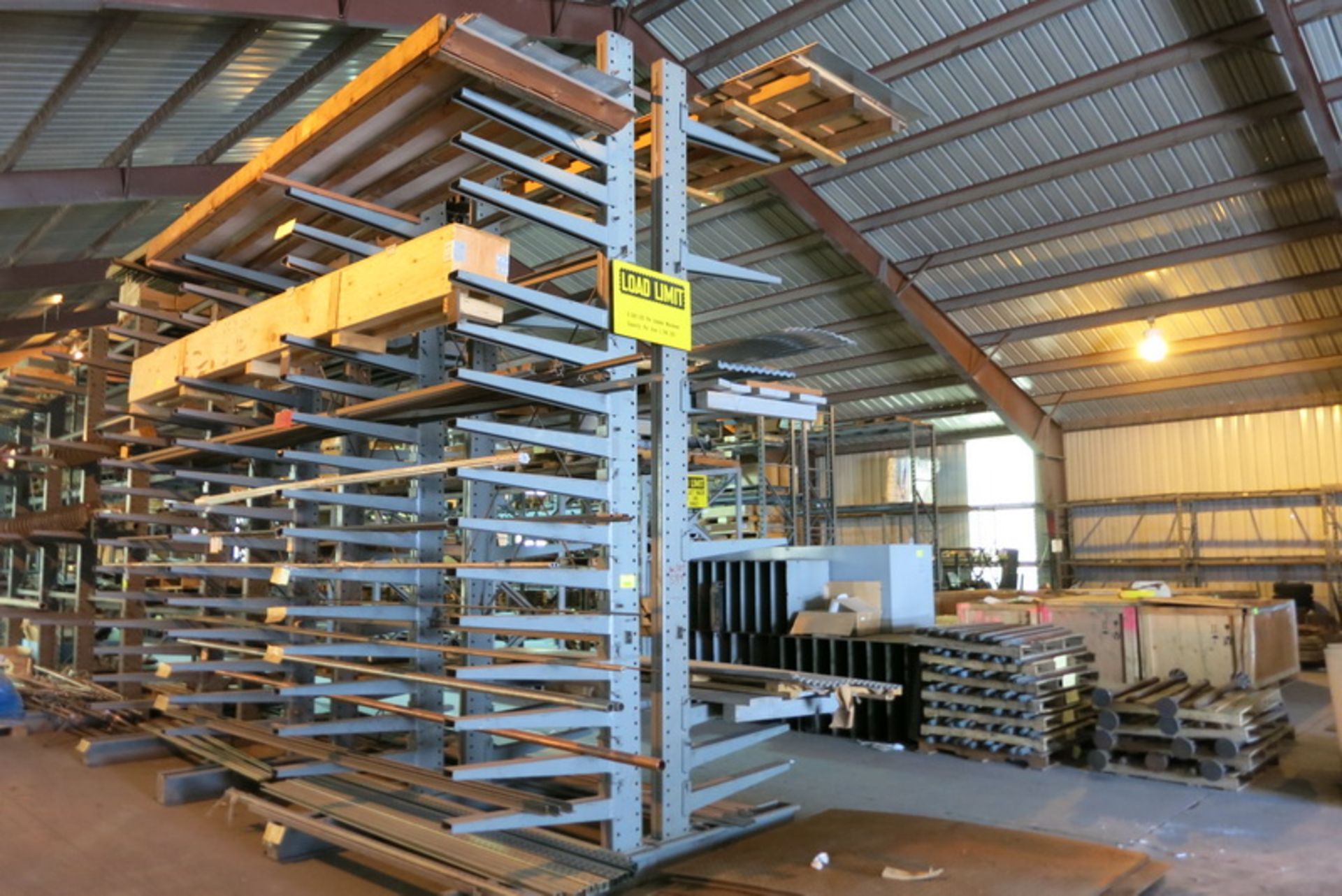 [Lot] 6 Sections cantilever racks, 15 H, single sided, HD, 8 uprights with 4" x 8" x 36" base 84