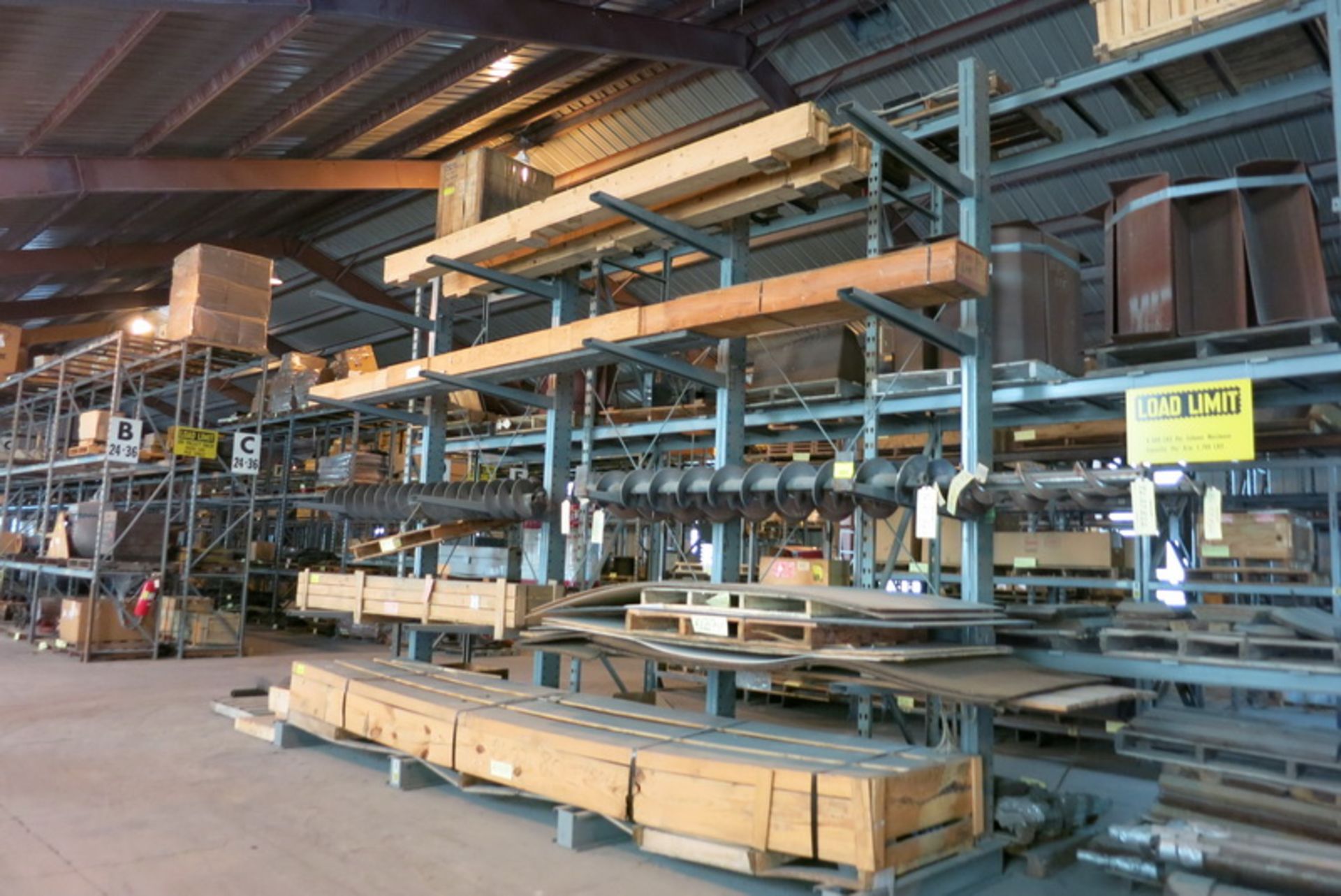 [Lot] 6 Sections cantilever racks, 15 H, single sided, HD, 8 uprights with 4" x 8" x 36" base 44