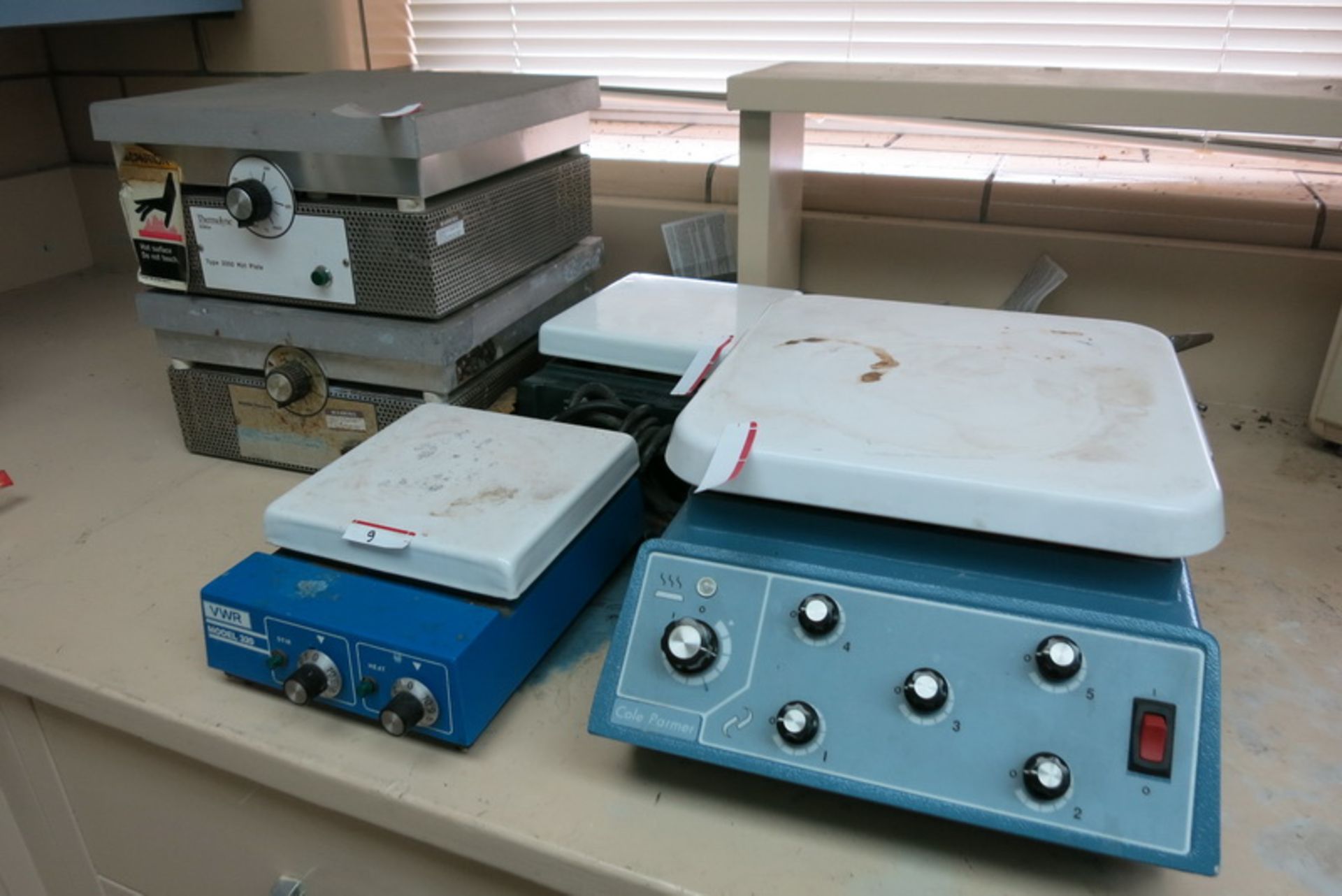 [Lot] (5) Hot plates and hot plate / stirrers, (1) VWR model 320, (1) Cole Parmer model 51450-70 hot