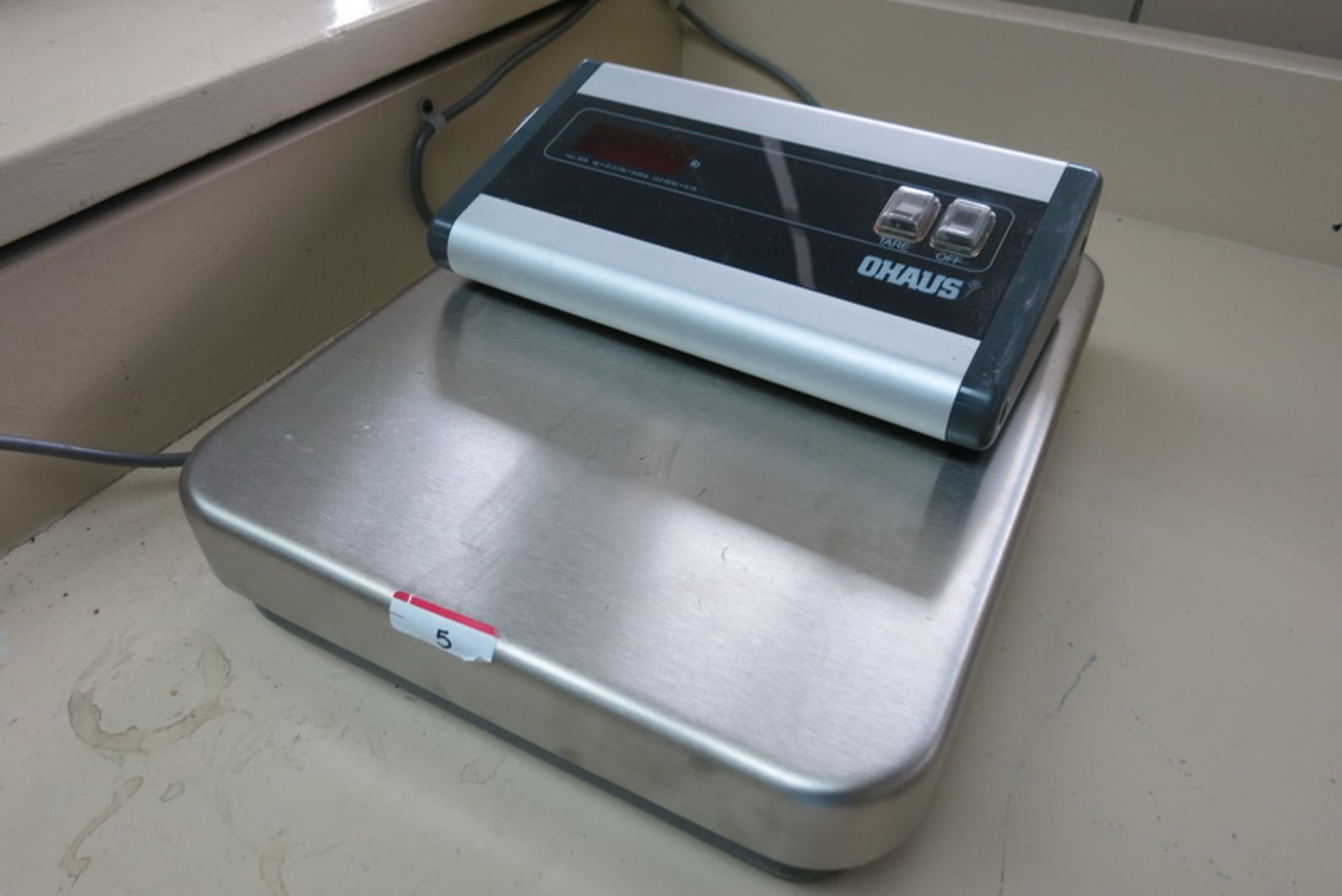 Ohaus platform scale, model D5-00, s/n 31036, cap. max. 50 lb, dd=(0 - 3, 2 lb) = 0.05 lb, (3 - 2-