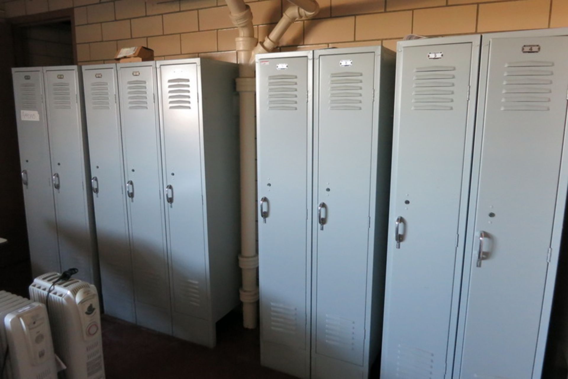 [Lot] Lockers and storage cabinet, (16) single door lockers, (1) 2-door storage cabinet