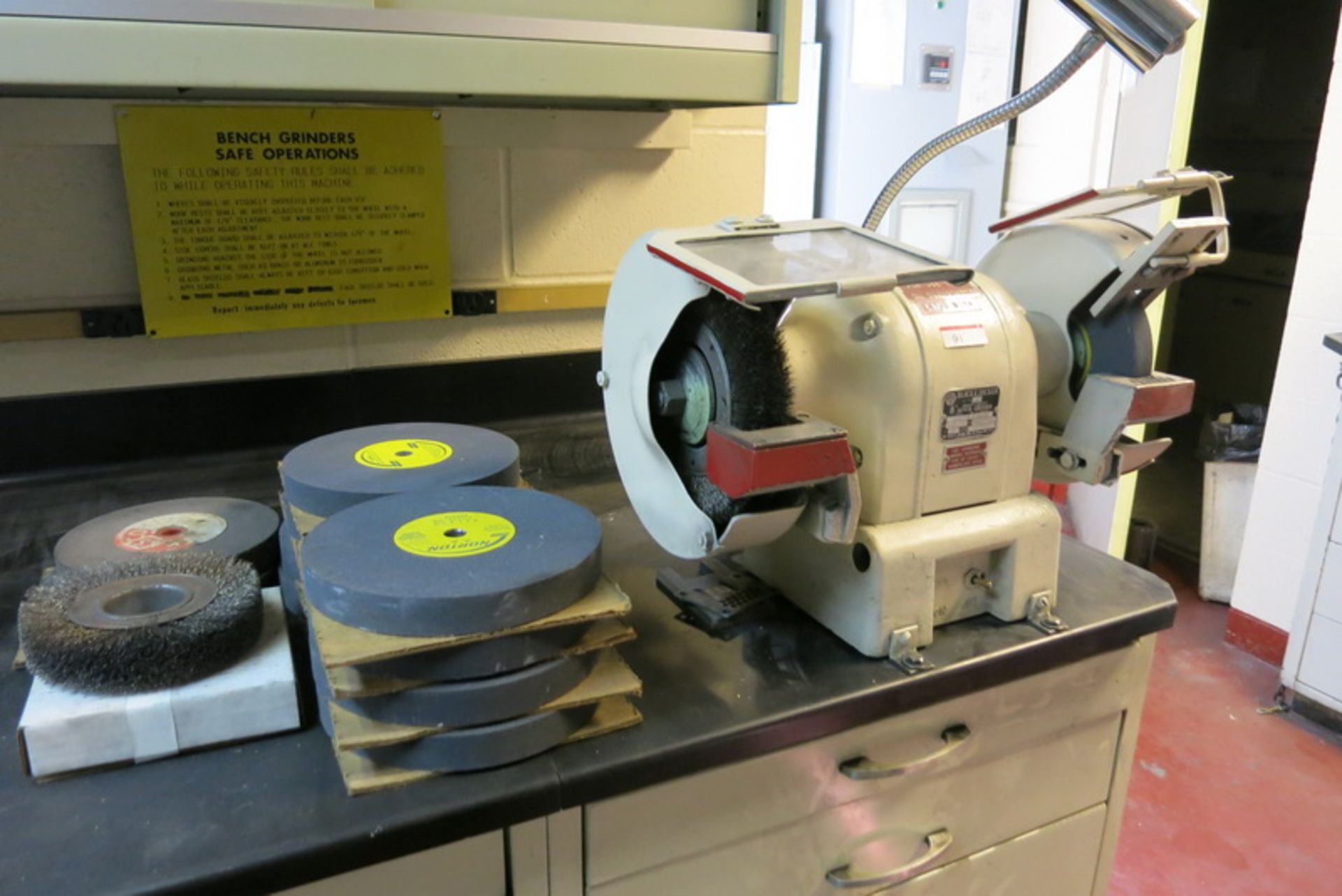 [Lot] (2) Bench top grinders, with grinding wheels