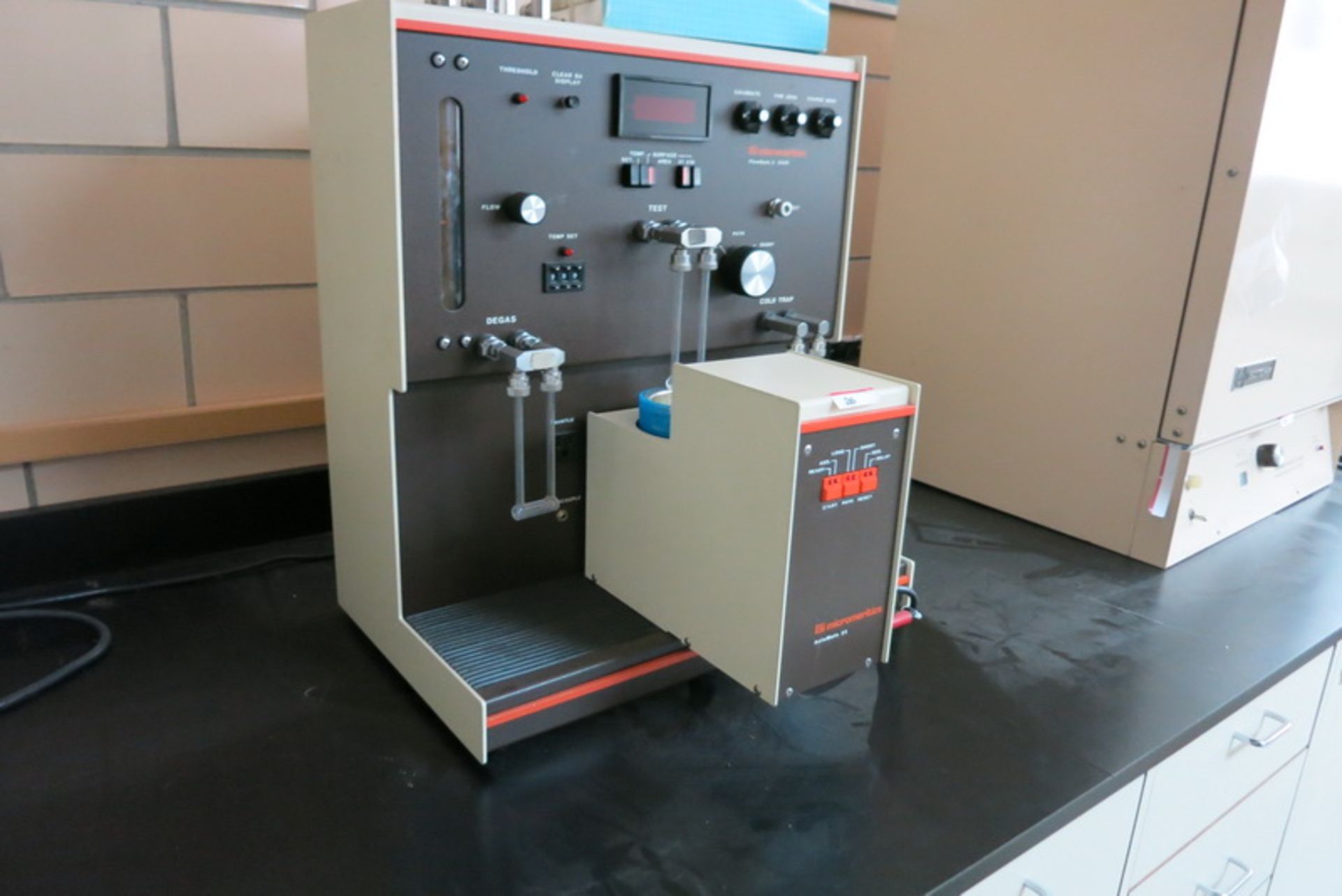 Micrometrics flow sorb II, model 2300, s/n 1016