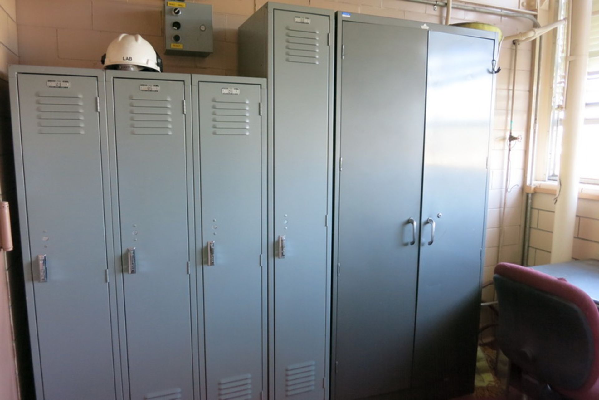 [Lot] Lockers and storage cabinet, (16) single door lockers, (1) 2-door storage cabinet - Image 2 of 2