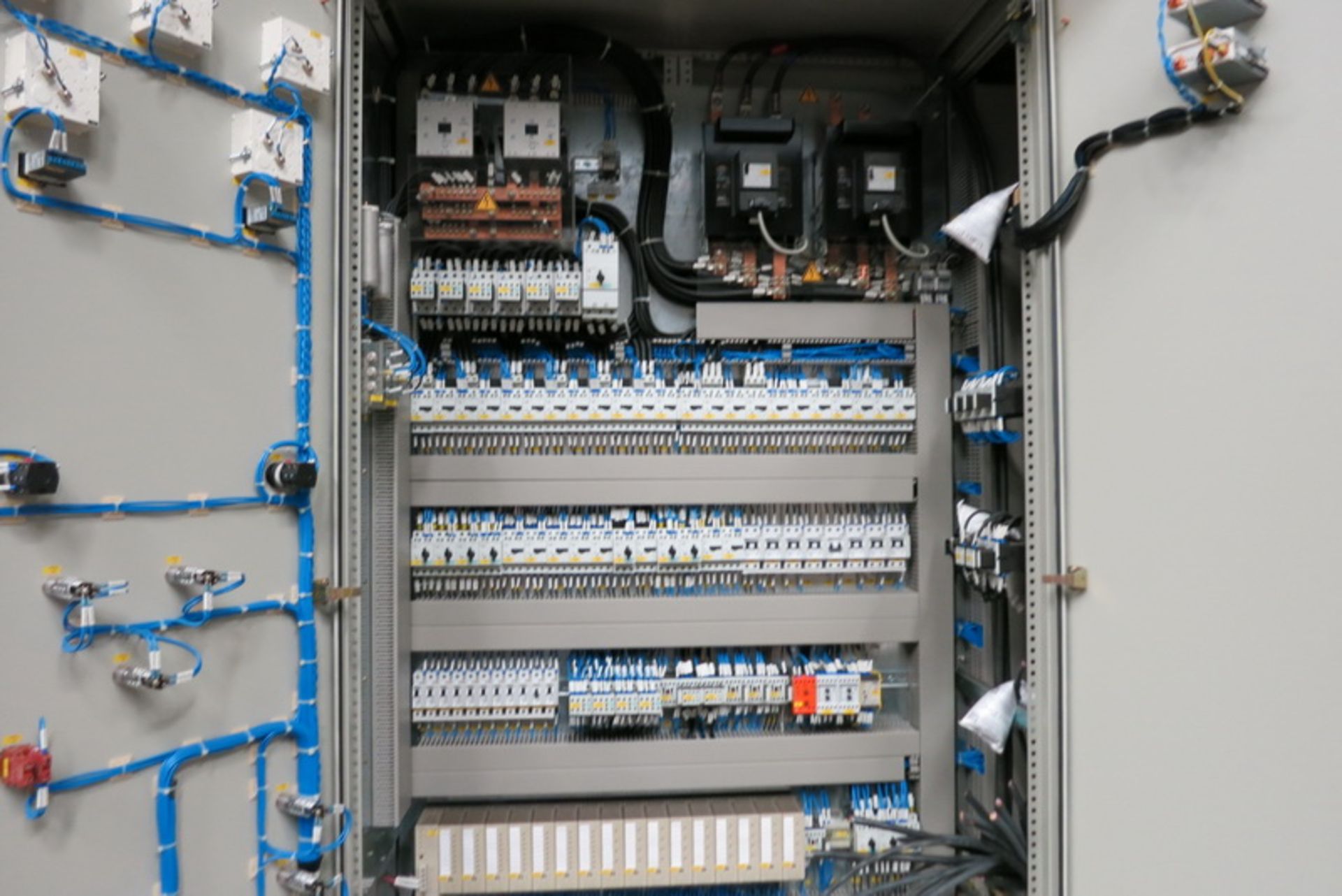 [Lot] Siemens MCC, for water cooling / filtering system, 480 VAC, 3 sections with Simadynd control - Image 4 of 4