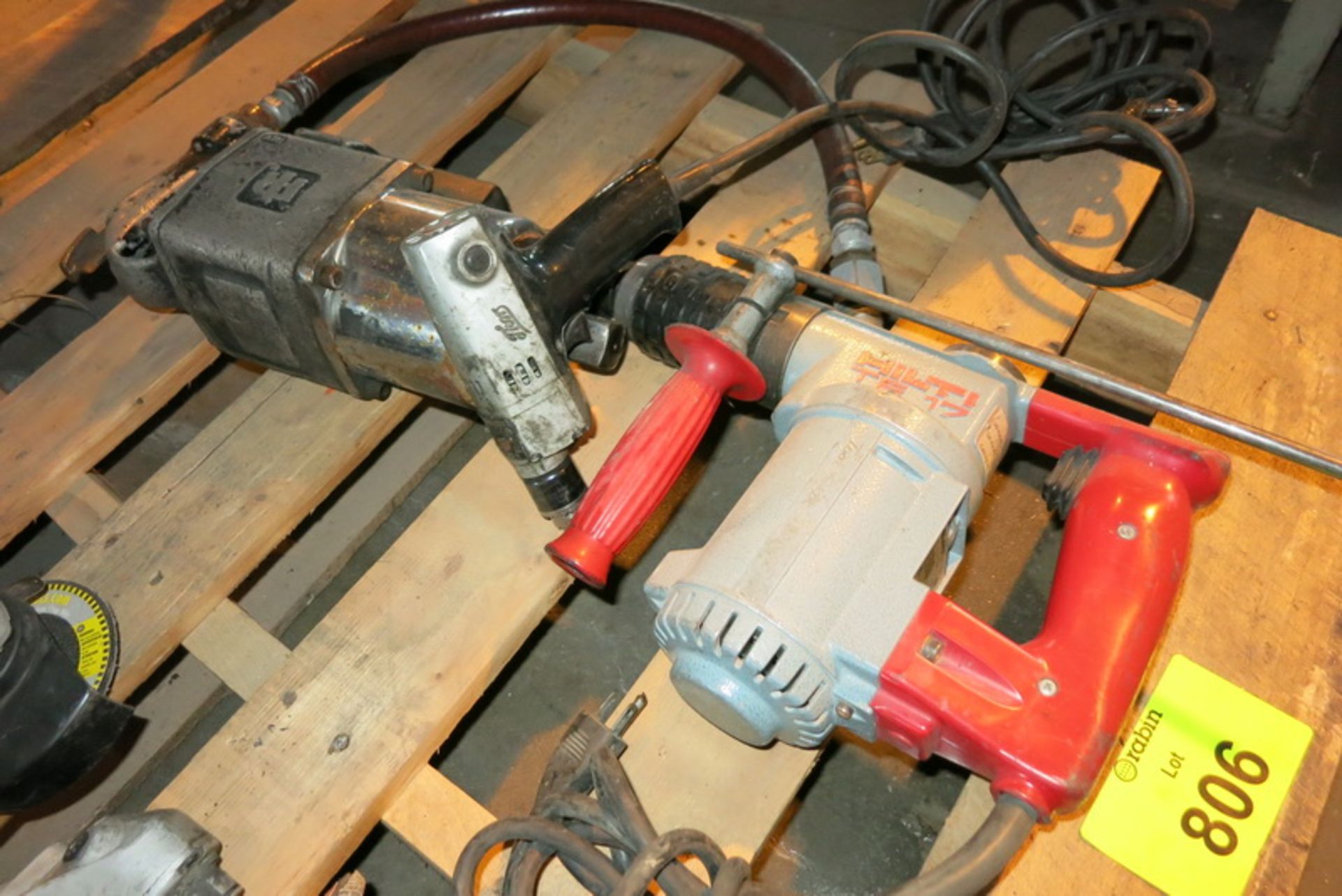 [Lot] Tools, (1) IR pneumatic impact wrench, (1) Hilti gun, model TE 17, (1) compact drill