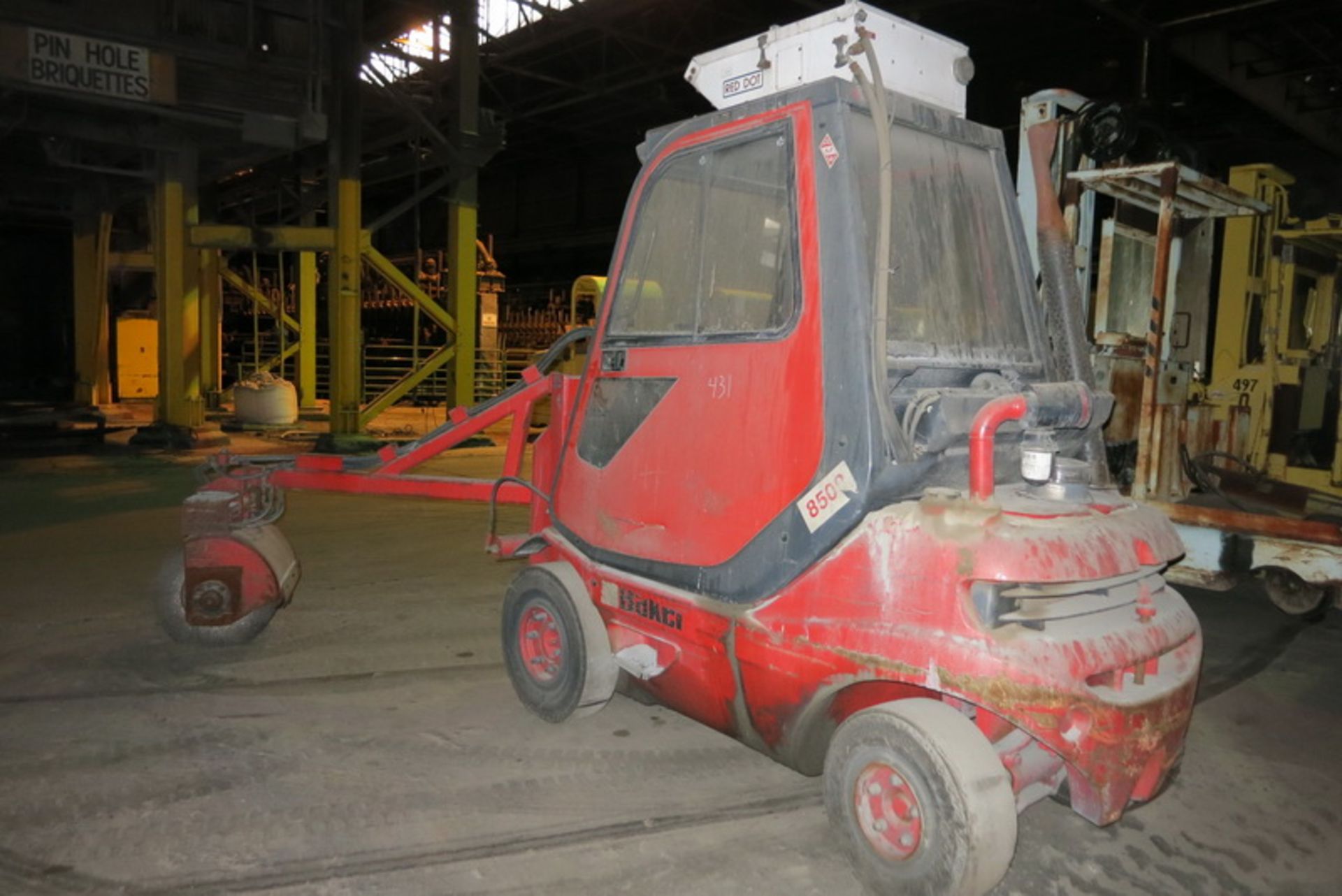 Linde H25D ore trimmer, s/n 351H07053725, diesel, solid tire with broom attachment  [Asset #: 431] - Image 2 of 2