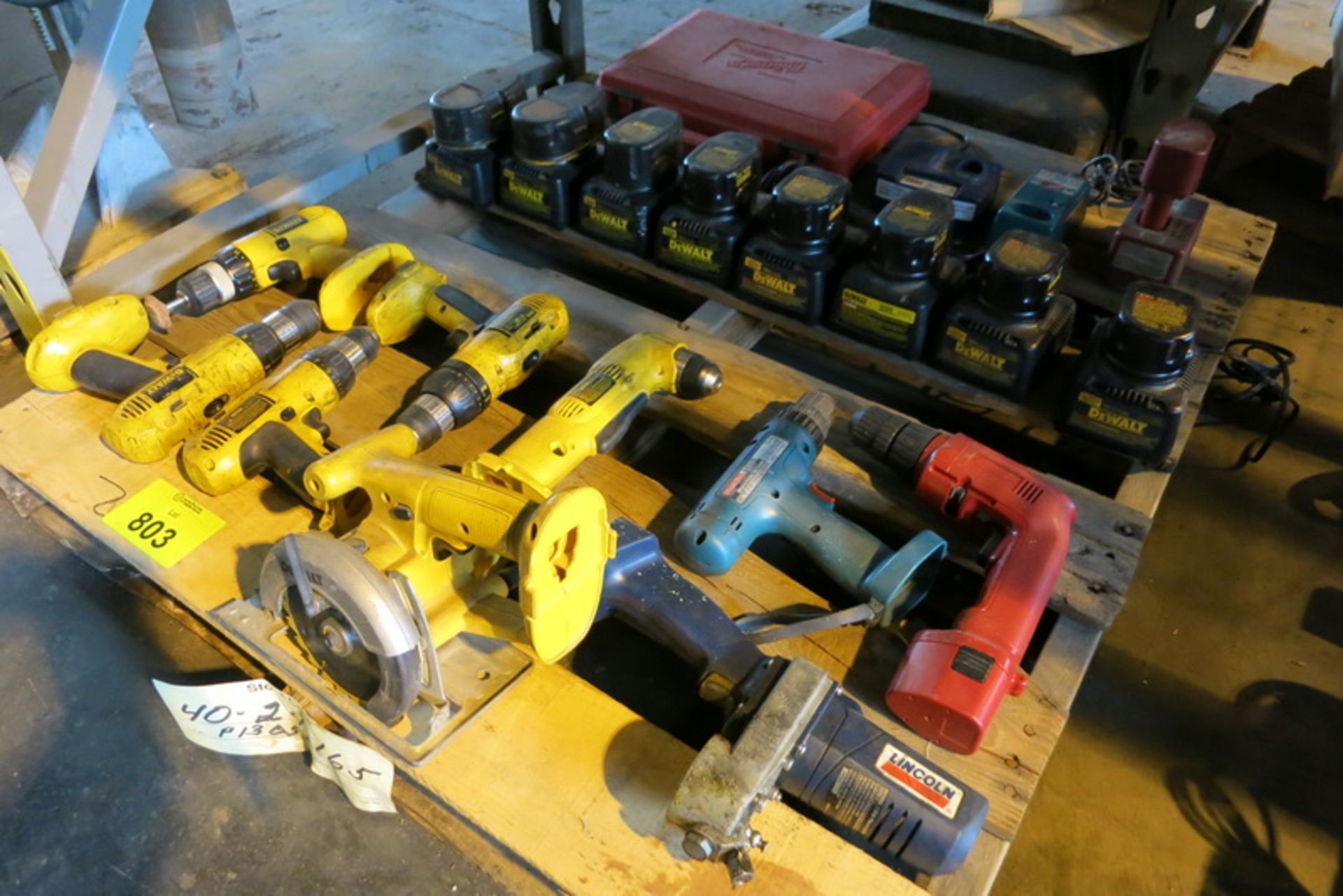 [Lot] Cordless hand tools, drills, angle grinders, circular saw with assorted batteries and