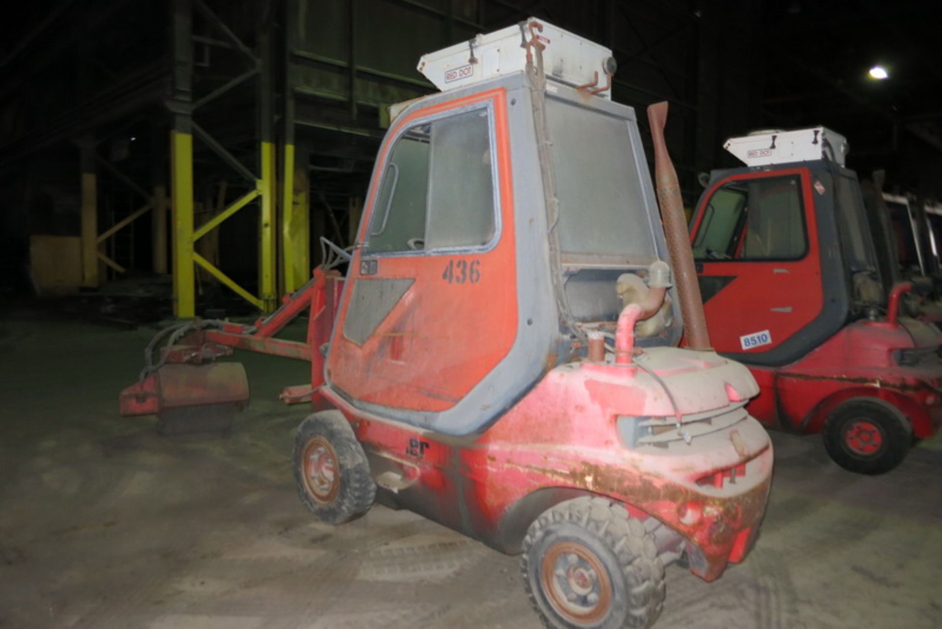 Linde ore trimmer, model H25D, s/n 351G11005725, diesel, solid tire, broom attachment  [Asset #: - Image 2 of 2