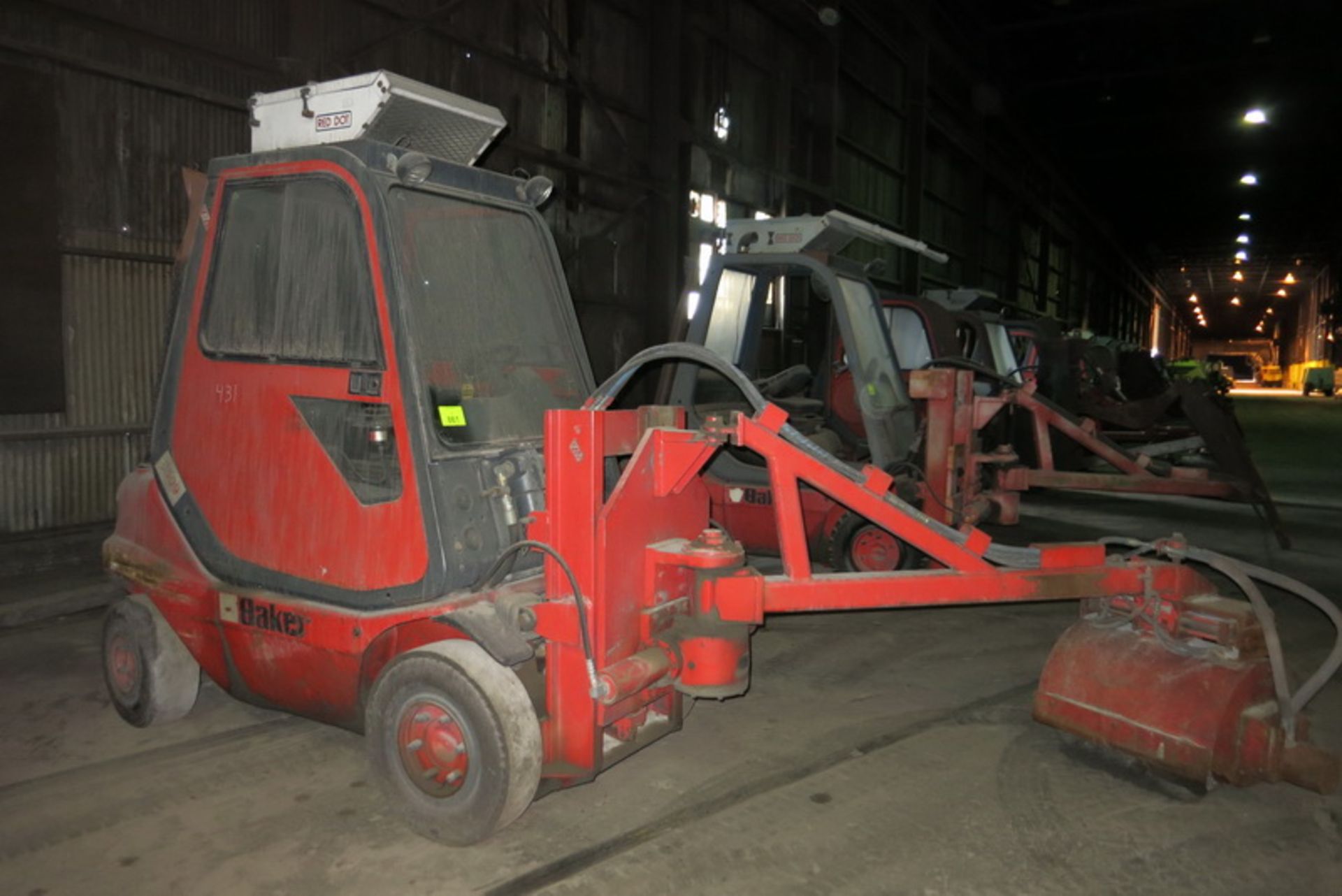 Linde H25D ore trimmer, s/n 351H07053725, diesel, solid tire with broom attachment  [Asset #: 431]
