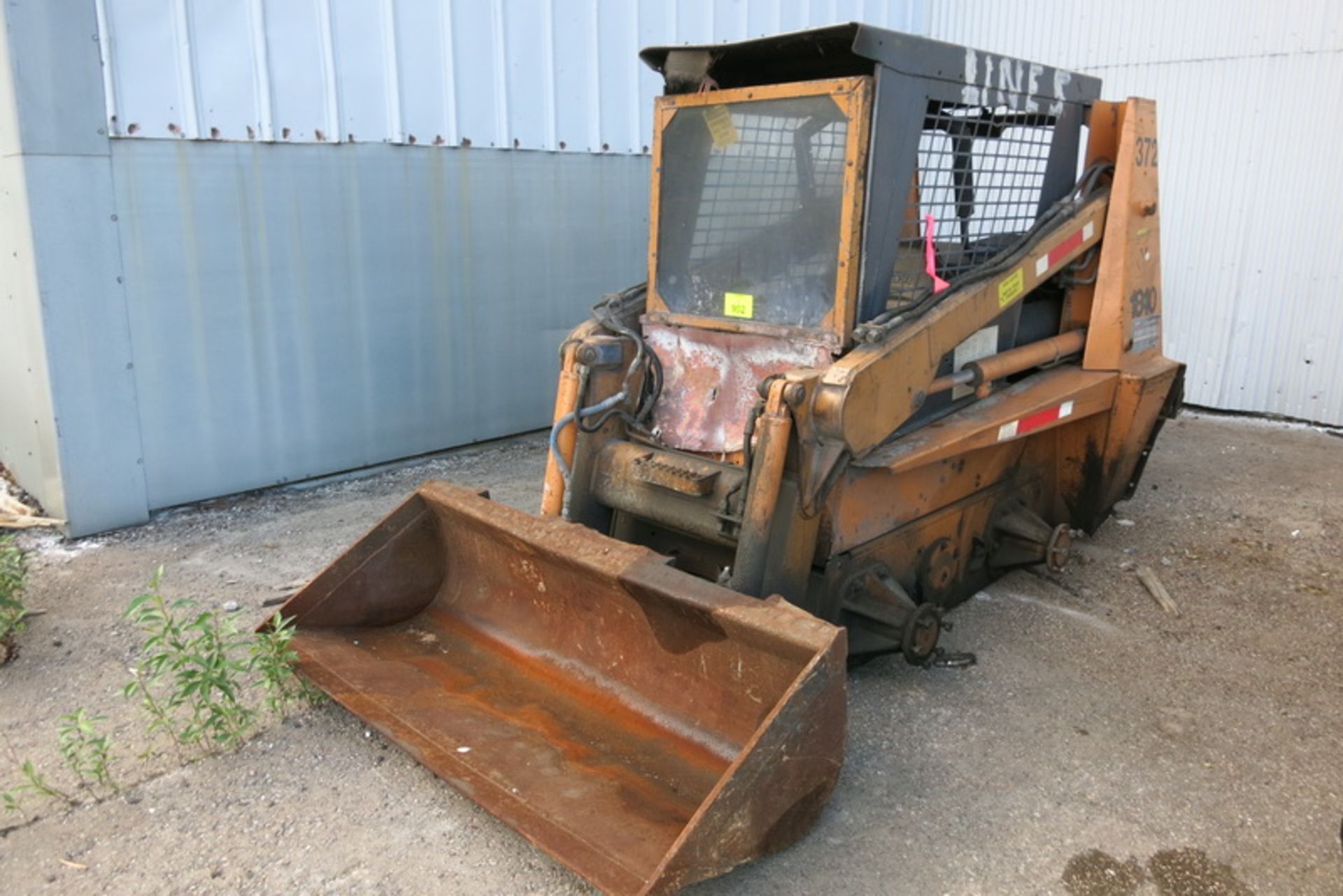 Case uniloader skid steer, s/n JAF0328527, (4786 hrs.), no tires  [Asset #: 372]