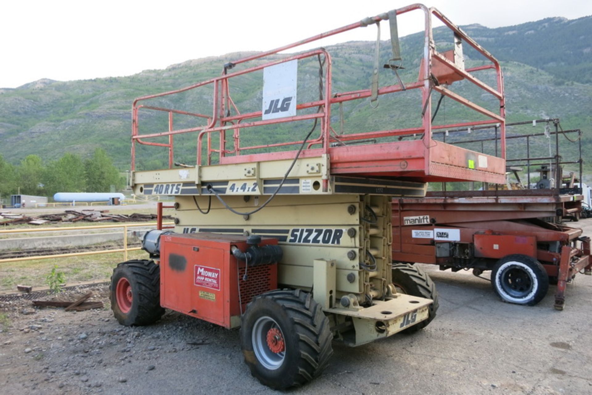 JLG platform man lift, model 4X4X2 4ORTS SIZZOR, s/n 20048298, 1000 lb. cap., 40' lift, gas / LP  [