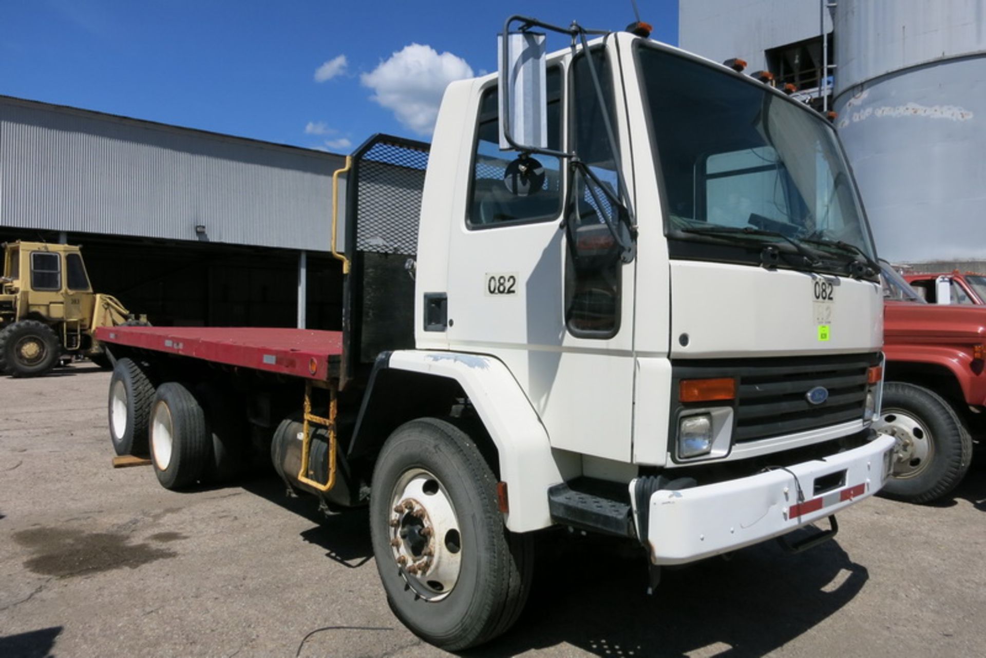 1993 Ford CF 7000 flatbed truck, 24", tandem axle, 29,000 GVWR, automatic transmission, 158,523
