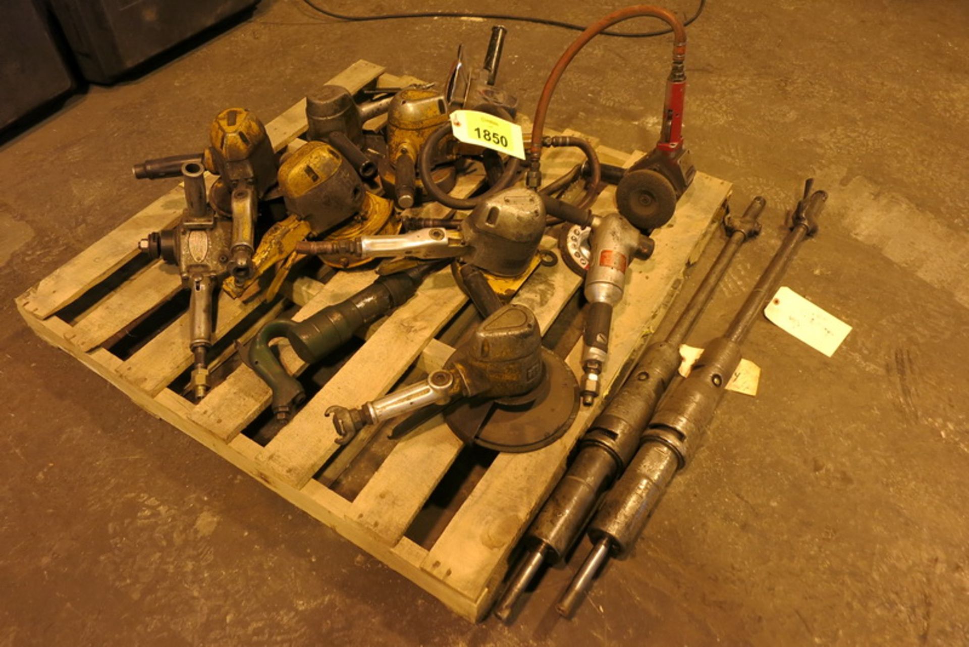 [Lot] Pneumatic grinders, (2) chippers