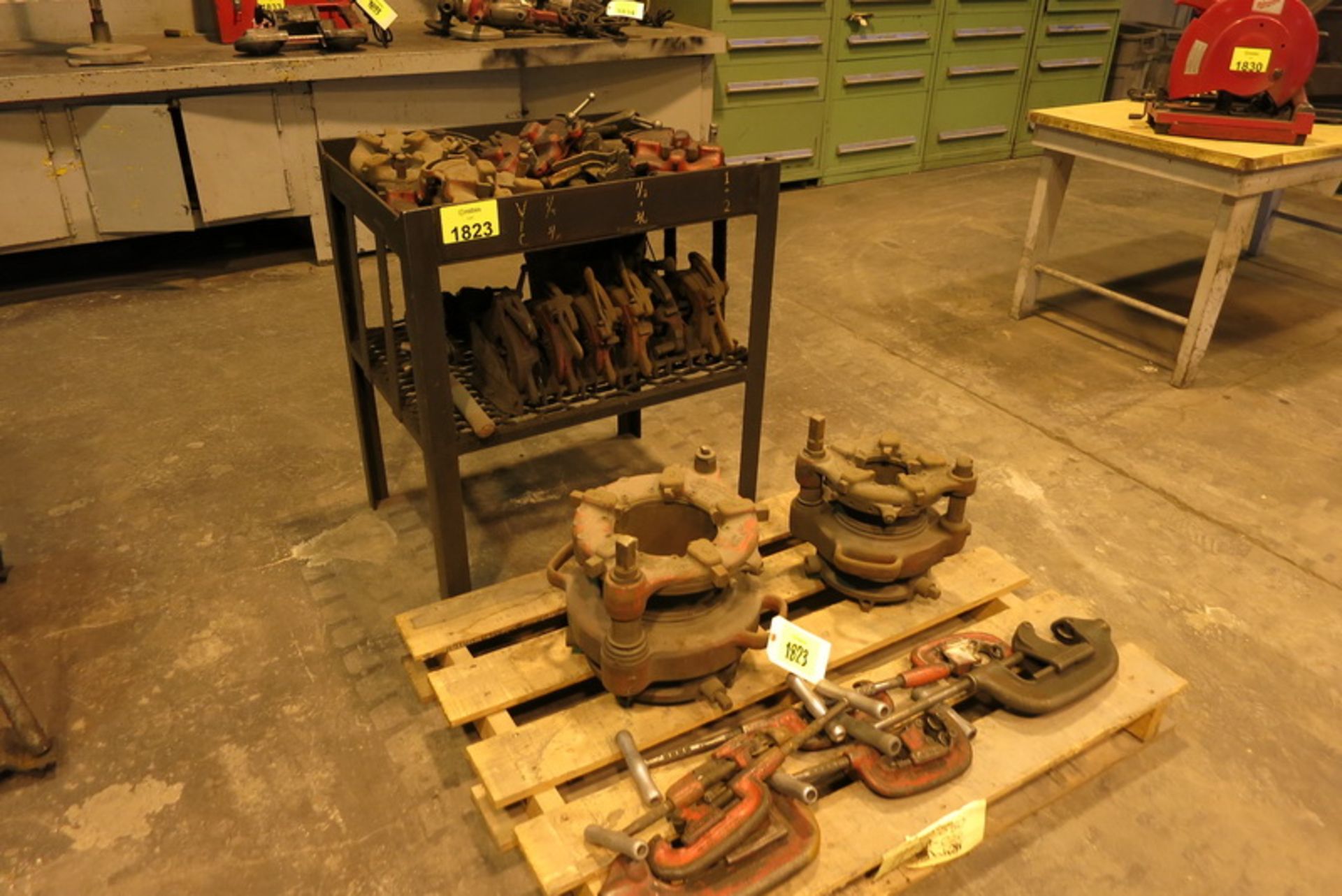 [Lot] Ridgid miscellaneous cutting heads, pipe cutter with metal stand