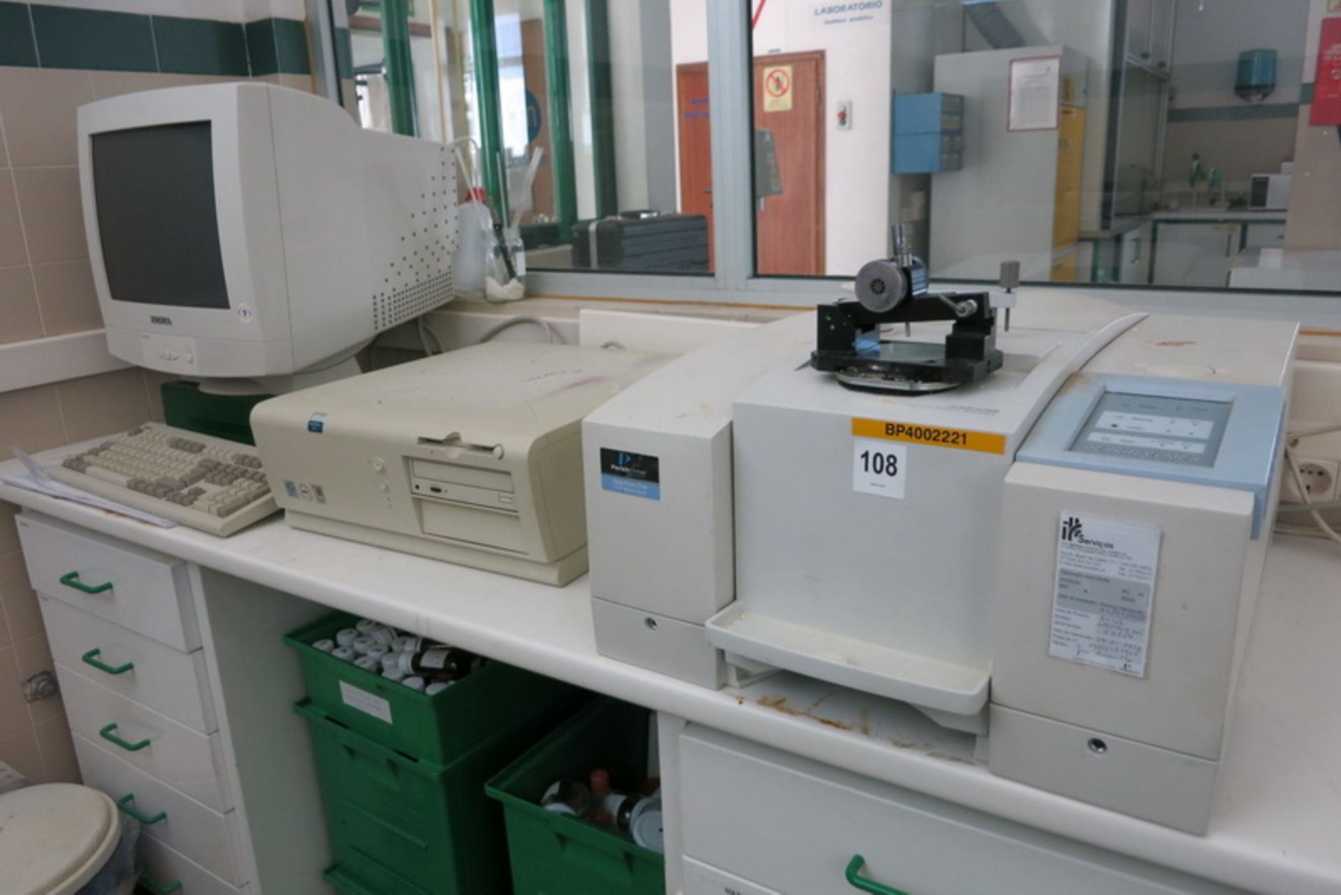 Perkin Elmer spectrometer, model Spectrum One FT-1R, s/n 6021211901, with PC