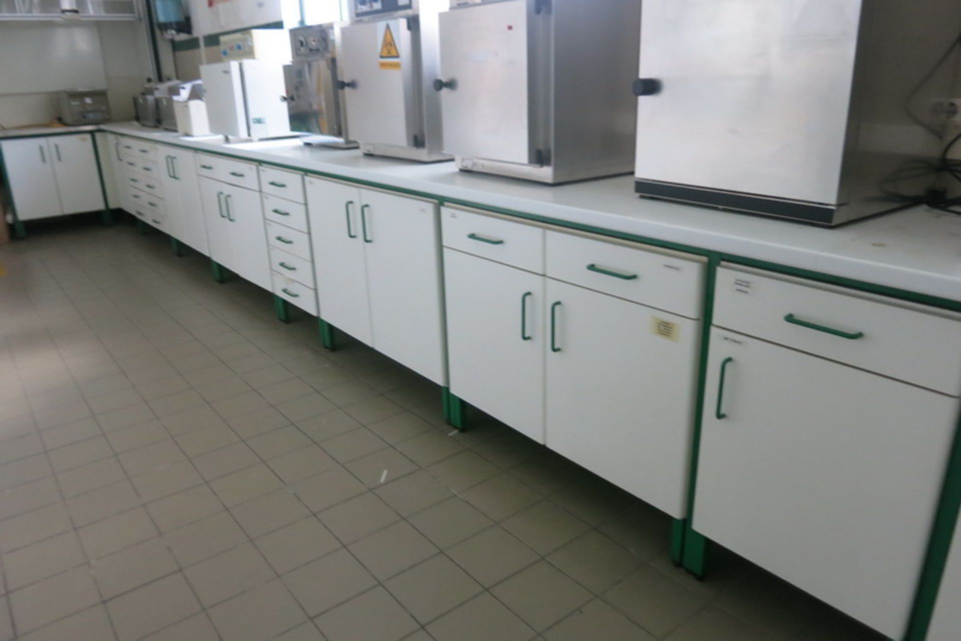 QA lab counters - Image 2 of 4