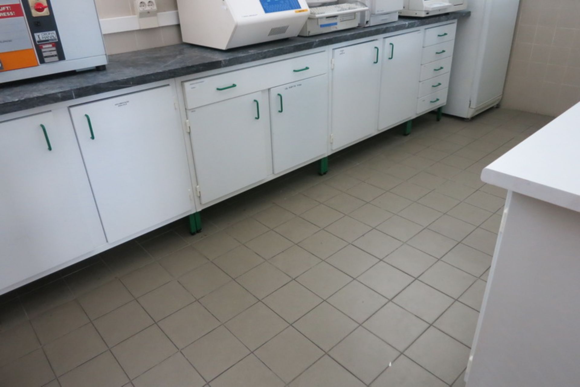 QA lab counters - Image 4 of 4