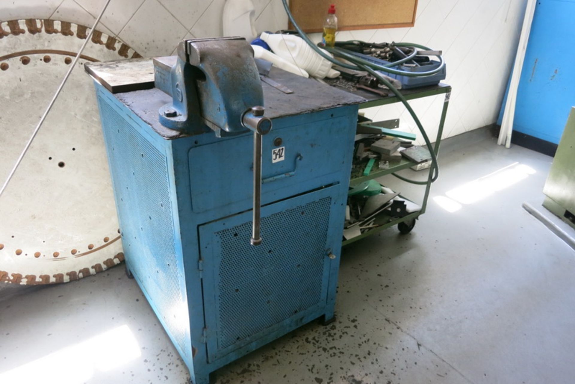 Pallet racking, (1) section, with work table, cabinet with vise, 3-tier cart & single locker - Image 2 of 3