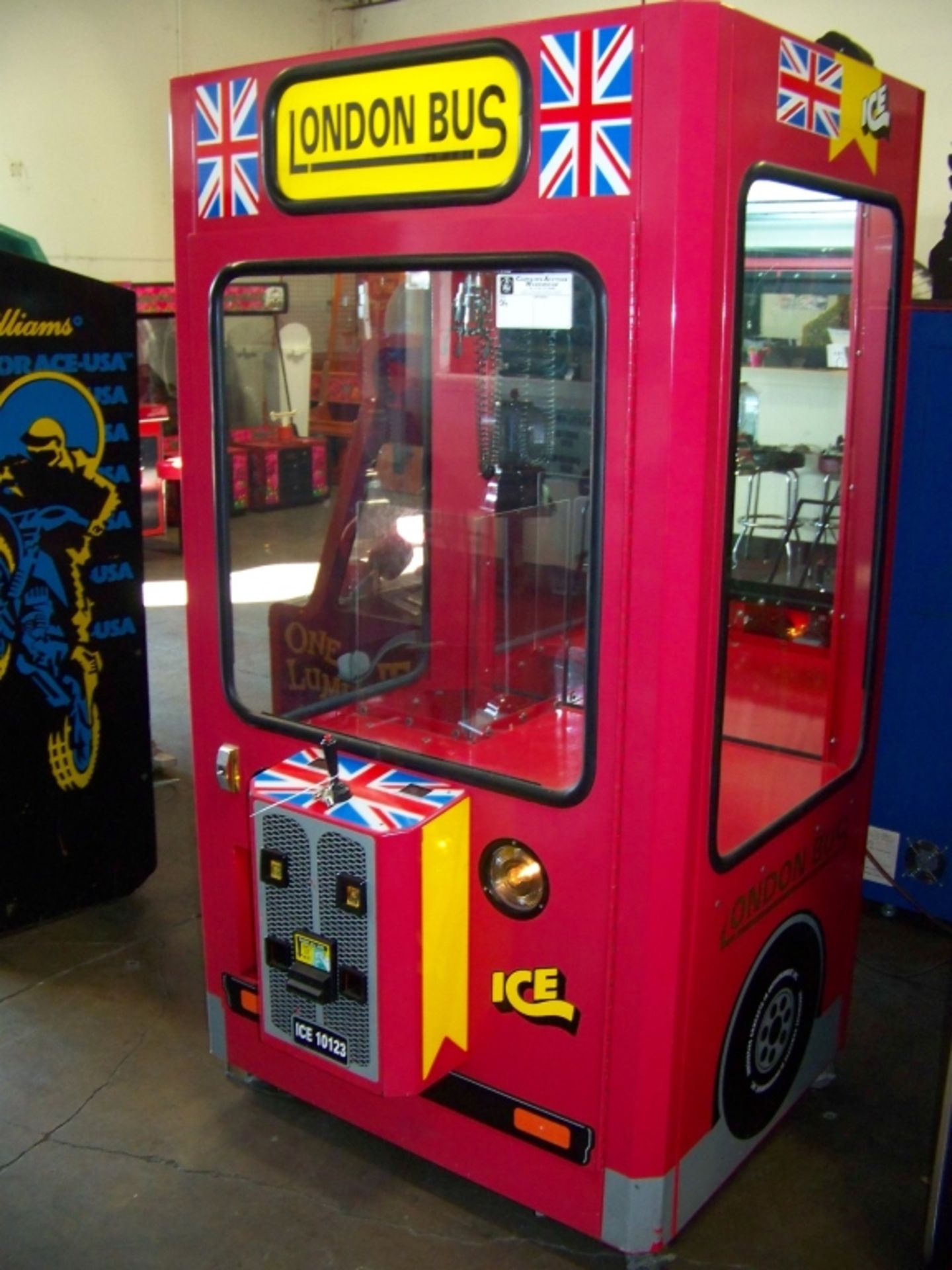 LONDON PLUSH BUS ICE CLAW CRANE MACHINE - Image 4 of 4