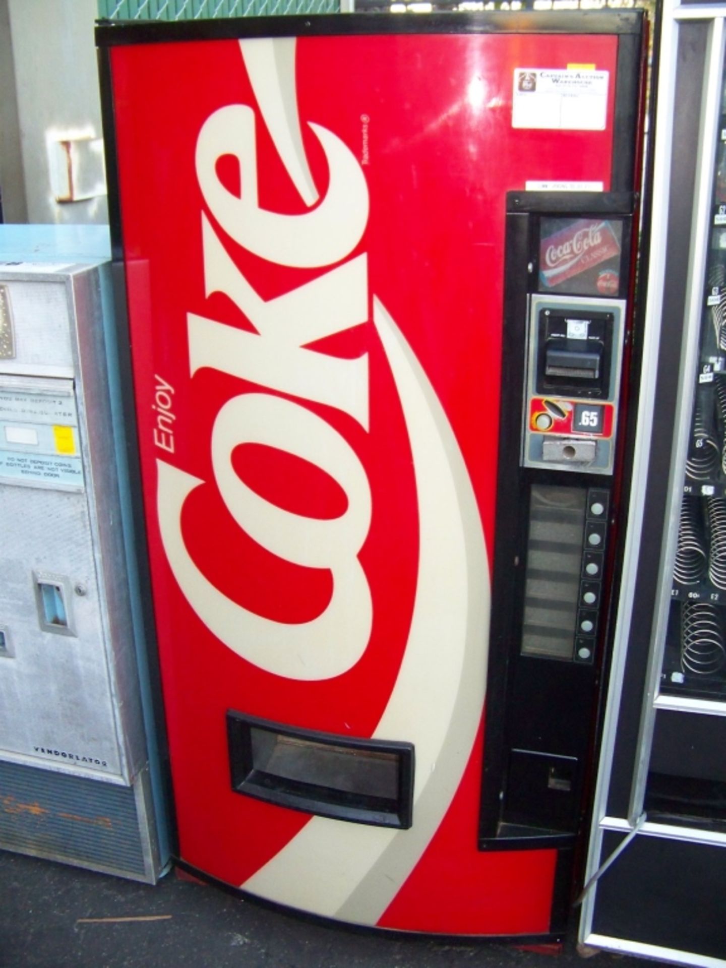 VENDO BUBBLE FRONT COCA COLA MACHINE